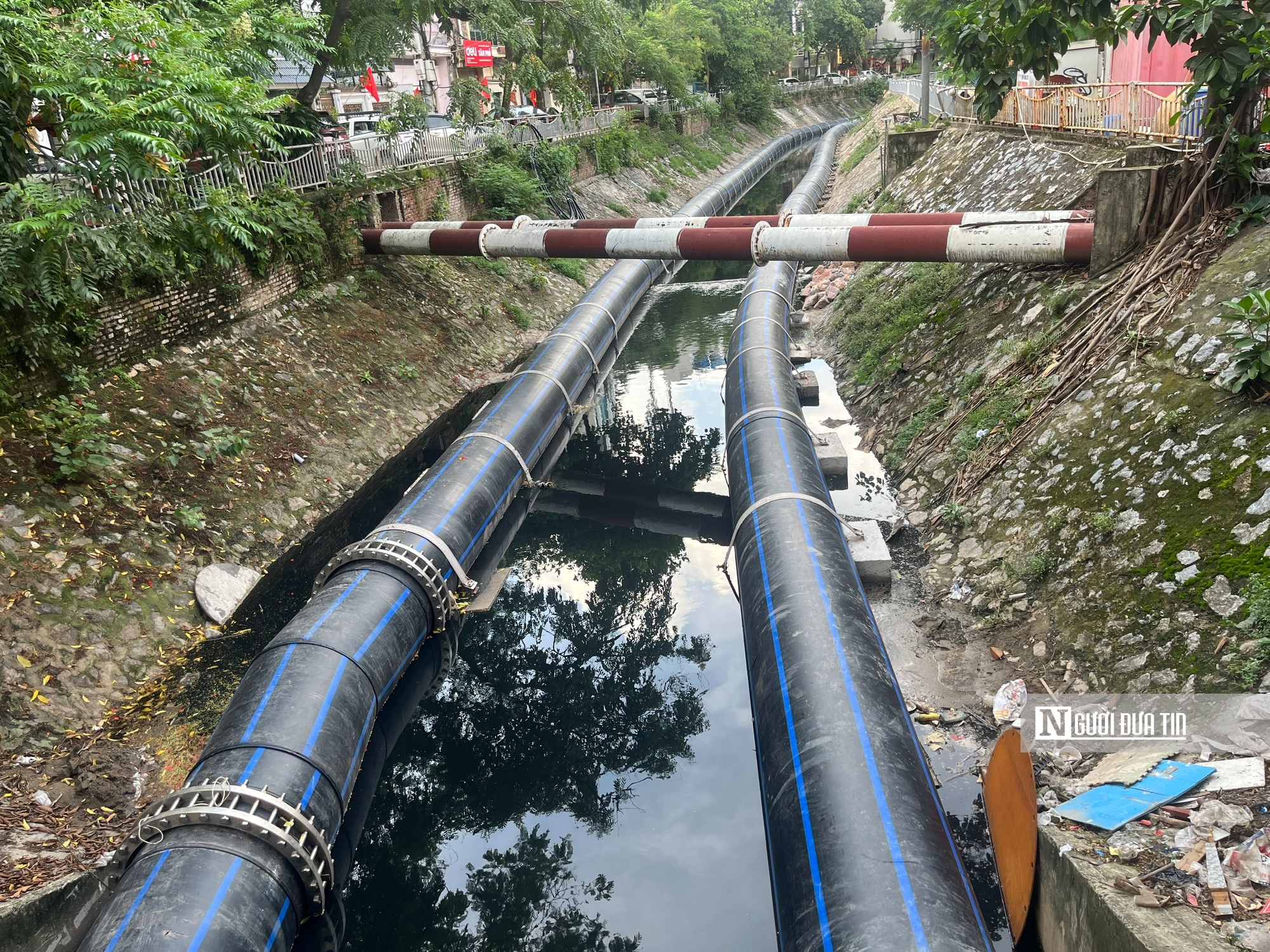 Cận cảnh 2 đường ống "siêu to" dẫn nước vào sông Tô Lịch- Ảnh 3. Cận cảnh 2 đường ống "siêu to" dẫn nước vào sông Tô Lịch- Ảnh 3.