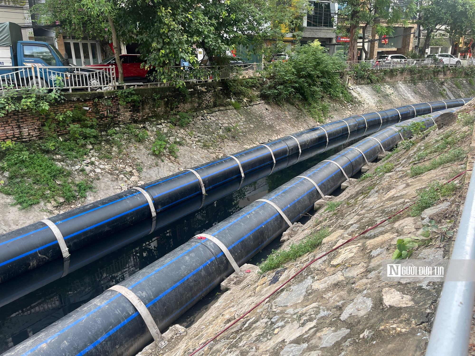 Cận cảnh 2 đường ống "siêu to" dẫn nước vào sông Tô Lịch- Ảnh 4. Cận cảnh 2 đường ống "siêu to" dẫn nước vào sông Tô Lịch- Ảnh 4.