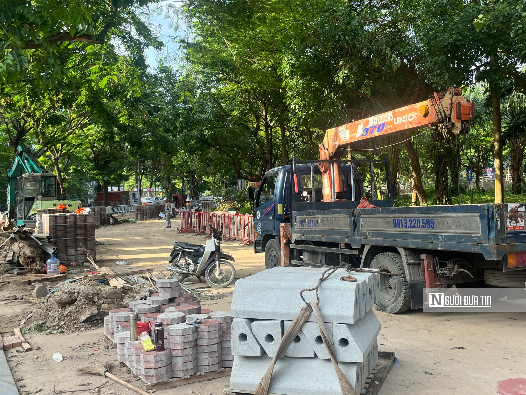 Cận cảnh 2 đường ống "siêu to" dẫn nước vào sông Tô Lịch- Ảnh 6. Cận cảnh 2 đường ống "siêu to" dẫn nước vào sông Tô Lịch- Ảnh 6.