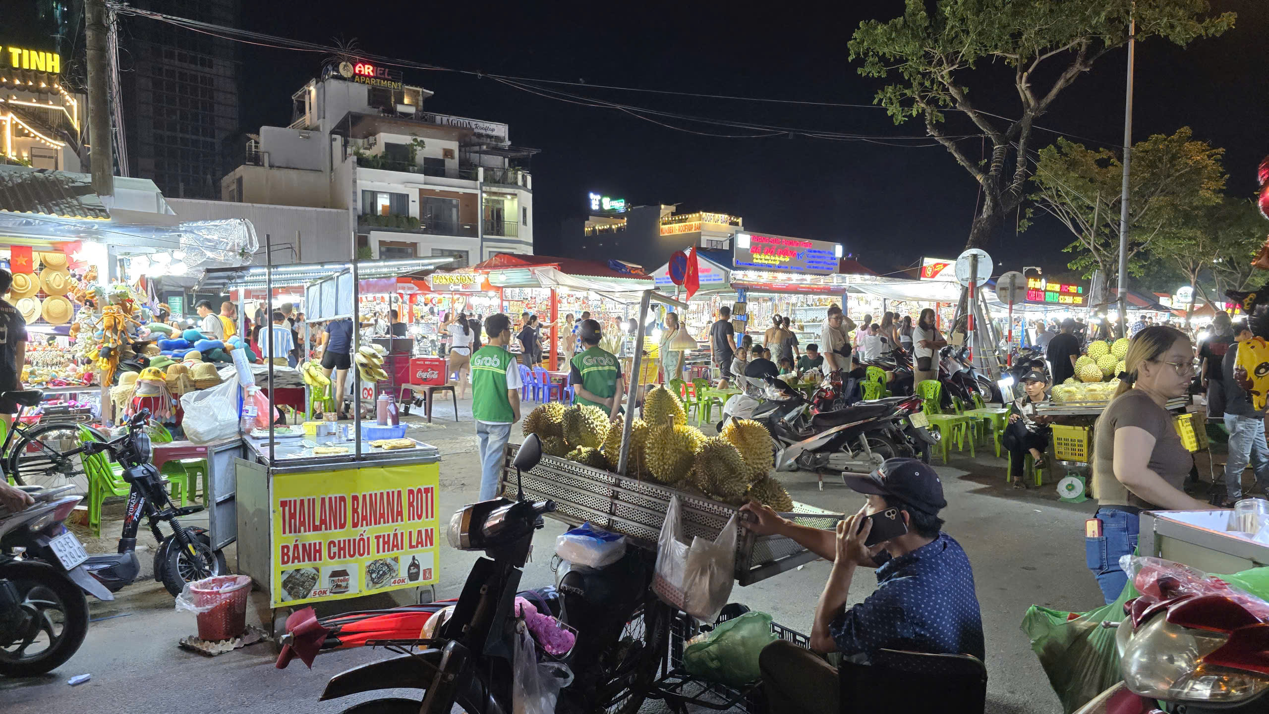 Dẹp loạn hàng rong ở chợ đêm lớn nhất Đà Nẵng- Ảnh 6. Dẹp loạn hàng rong ở chợ đêm lớn nhất Đà Nẵng- Ảnh 6.