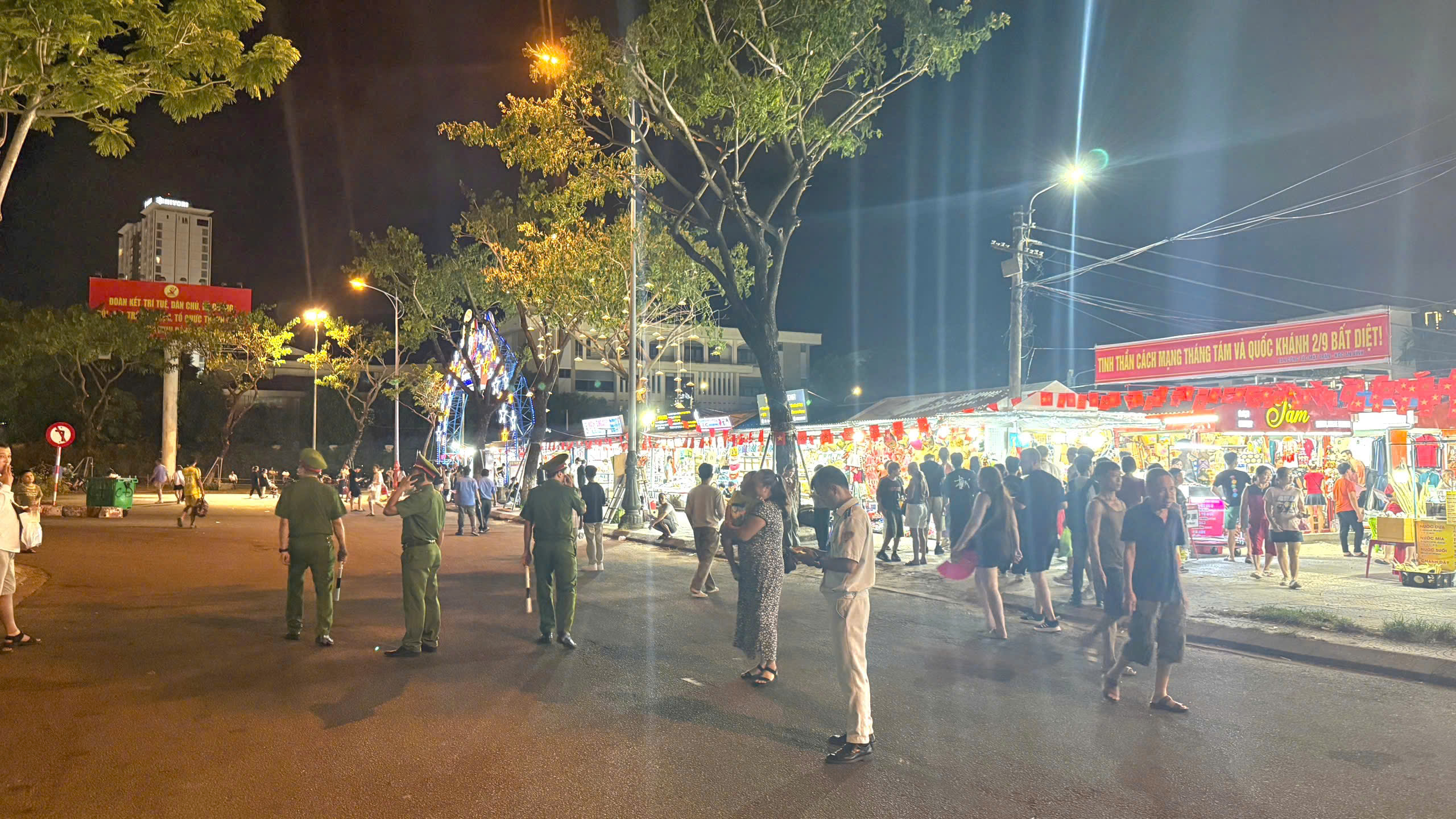 Dẹp loạn hàng rong ở chợ đêm lớn nhất Đà Nẵng- Ảnh 3. Dẹp loạn hàng rong ở chợ đêm lớn nhất Đà Nẵng- Ảnh 3.