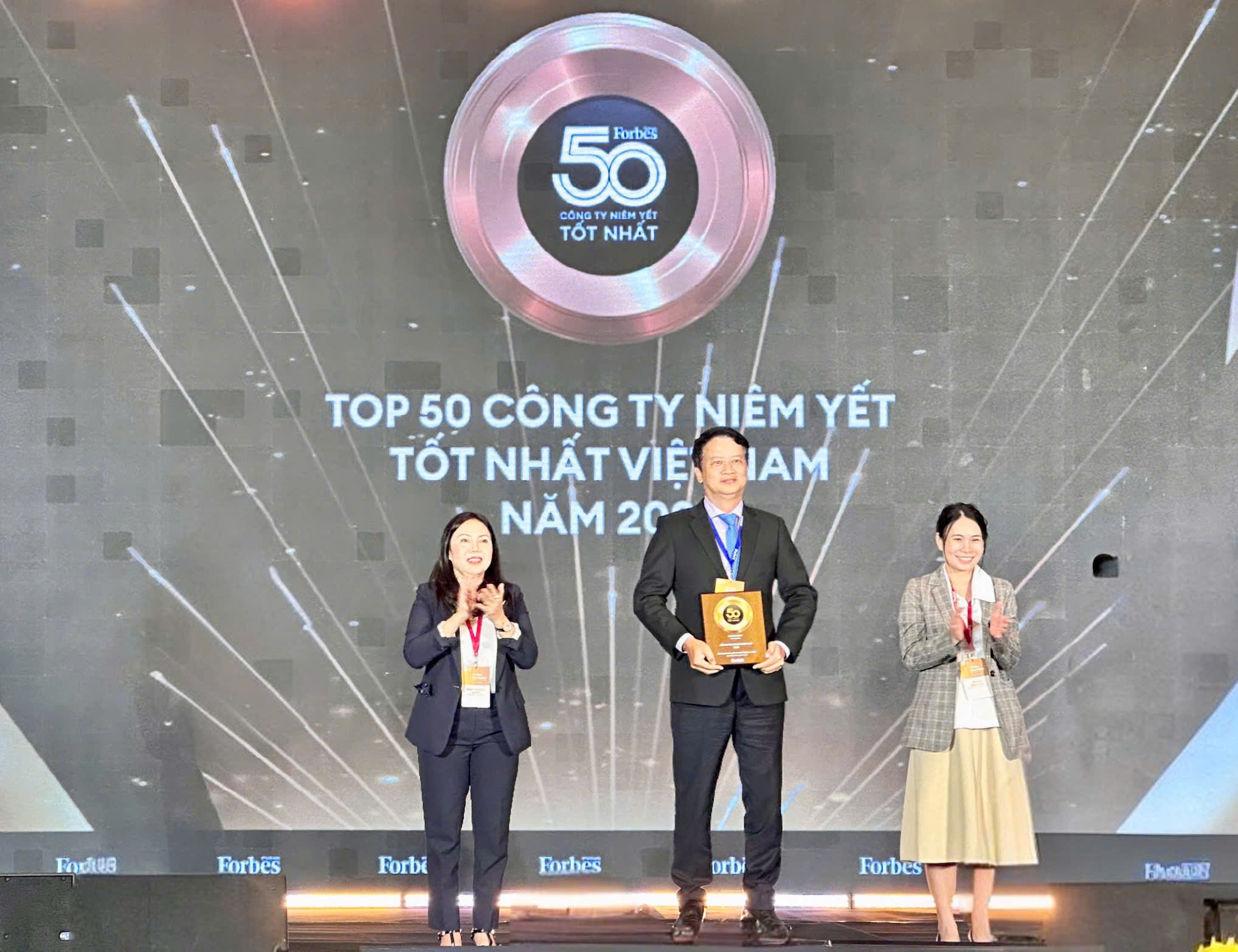 Bảo Việt liên tiếp được vinh danh trong “Danh sách 50 công ty niêm yết tốt nhất Việt Nam” (Forbes) từ 2013 - Ảnh 1.