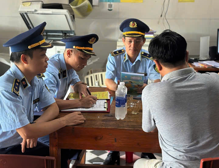 Hà Tĩnh: Phát hiện nhiều cơ sở kinh doanh “sách lậu” trước thềm năm học mới - Ảnh 2.