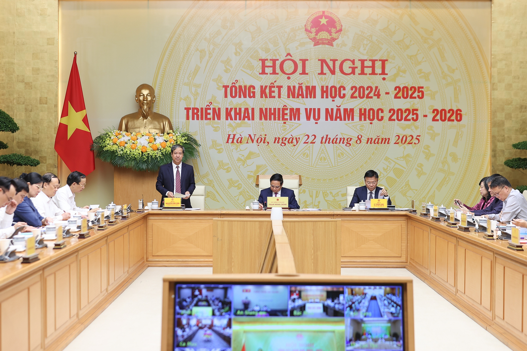 Thủ tướng chủ trì hội nghị triển khai nhiệm vụ năm học mới  - Ảnh 3.