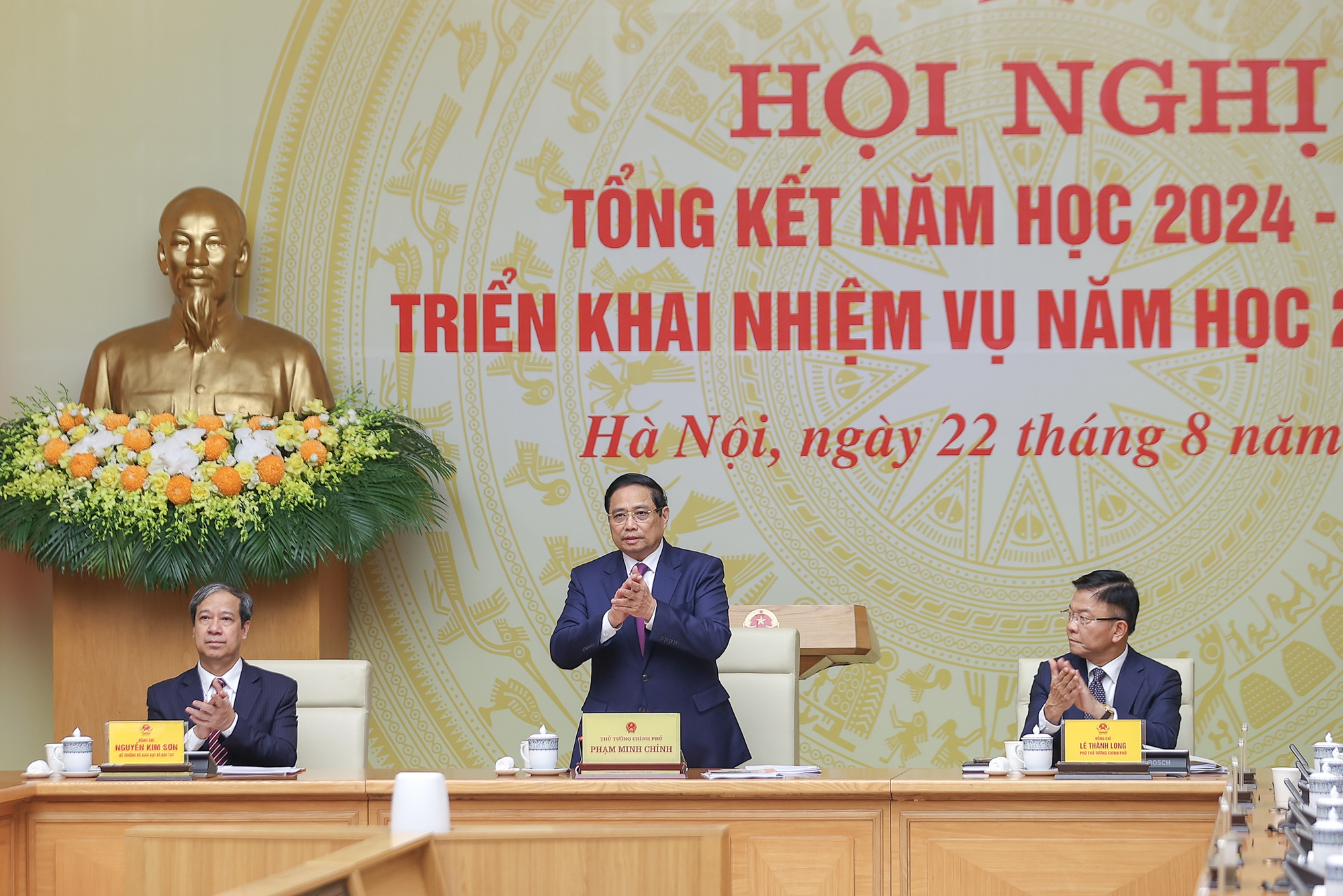 Thủ tướng chủ trì hội nghị triển khai nhiệm vụ năm học mới  - Ảnh 1.