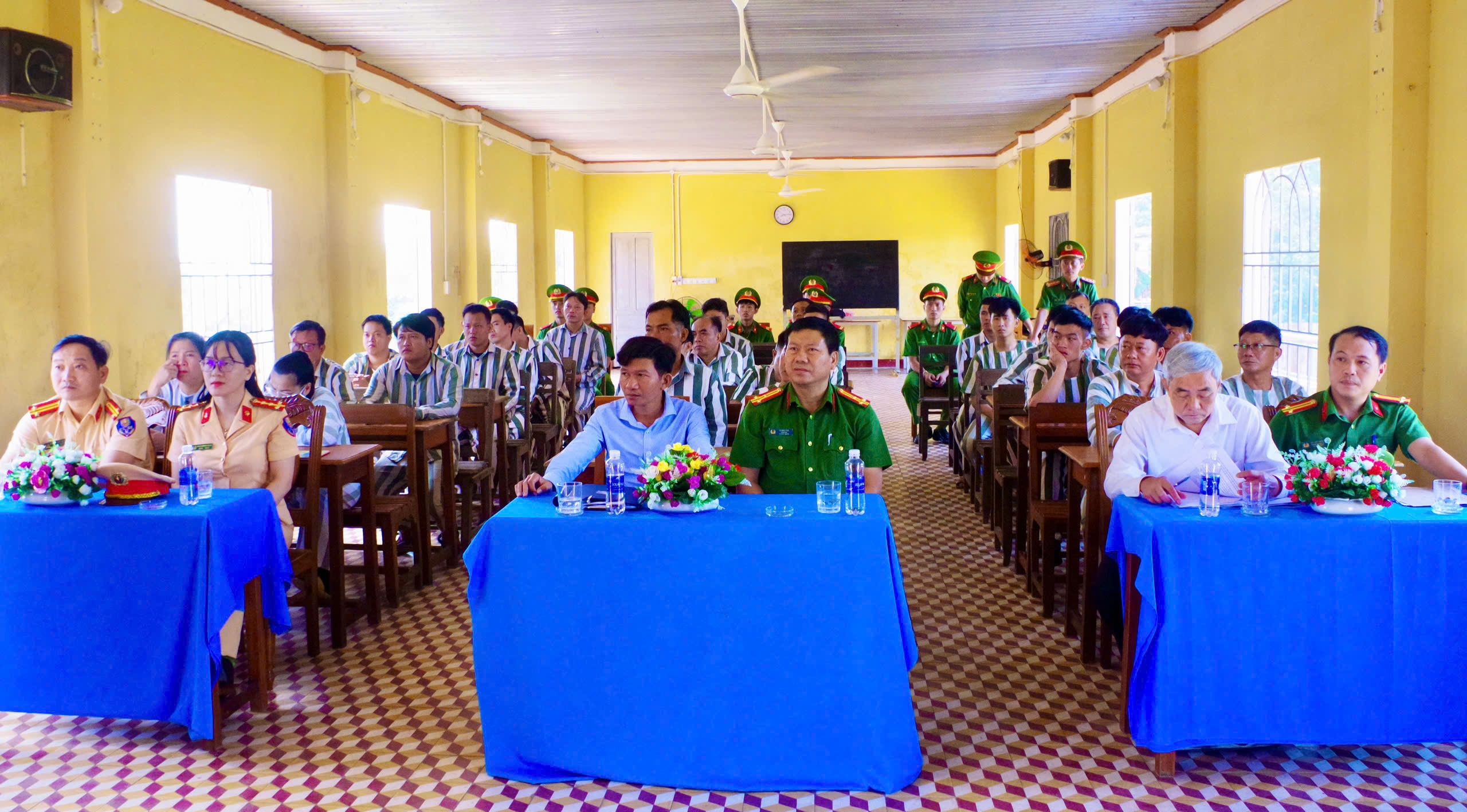 Trang bị kiến thức pháp luật, kỹ năng tái hòa nhập cộng đồng cho phạm nhân chuẩn bị đặc xá- Ảnh 1.