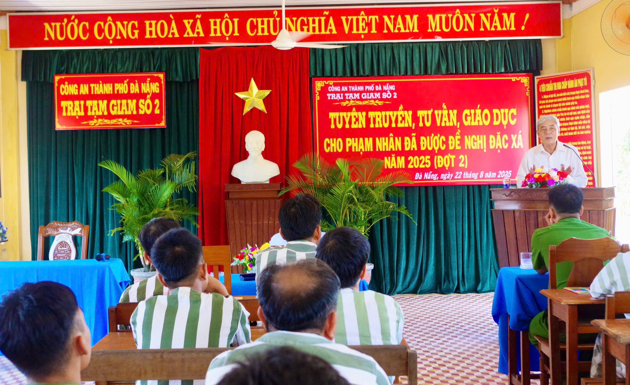 Trang bị kiến thức pháp luật, kỹ năng tái hòa nhập cộng đồng cho phạm nhân chuẩn bị đặc xá- Ảnh 2.