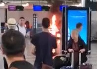 Hành khách tháo chạy vì hỏa hoạn ở sân bay, một người bị bắt giữ - Ảnh 1. Hành khách tháo chạy vì hỏa hoạn ở sân bay, một người bị bắt giữ - Ảnh 1.