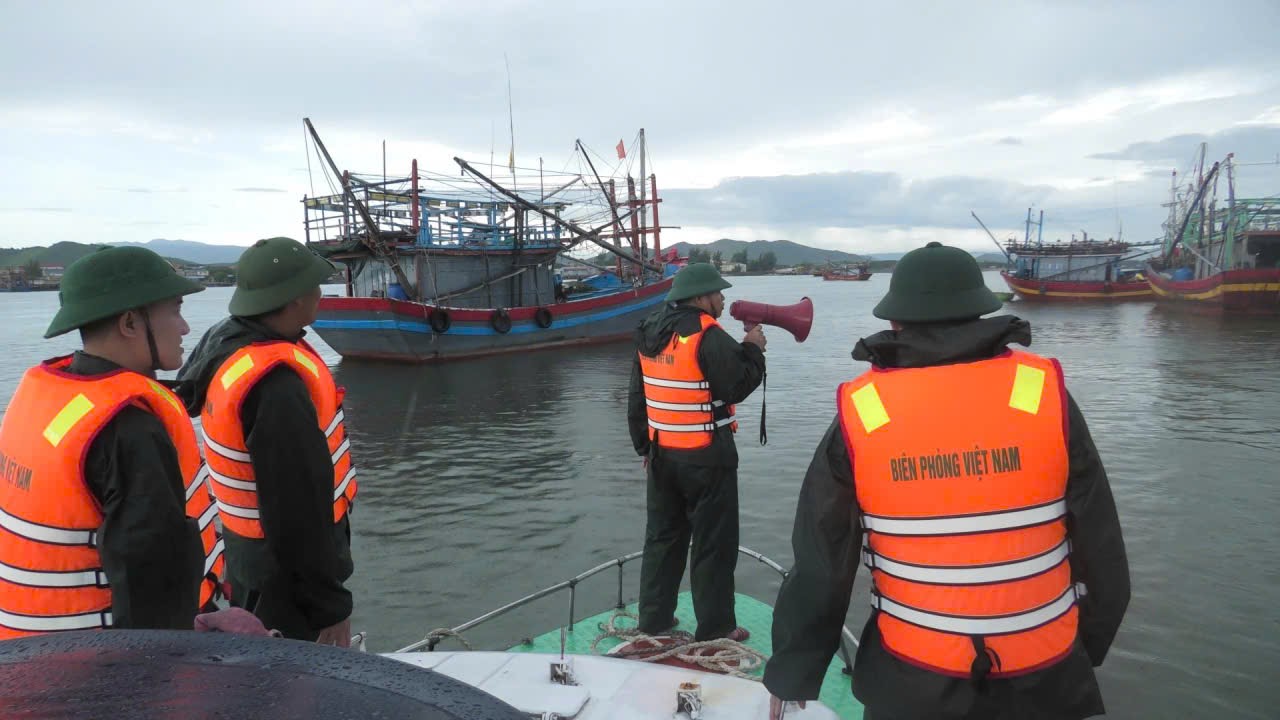 Quảng Trị dồn lực ứng phó bão số 5, giảm tối đa thiệt hại cho người dân- Ảnh 1.