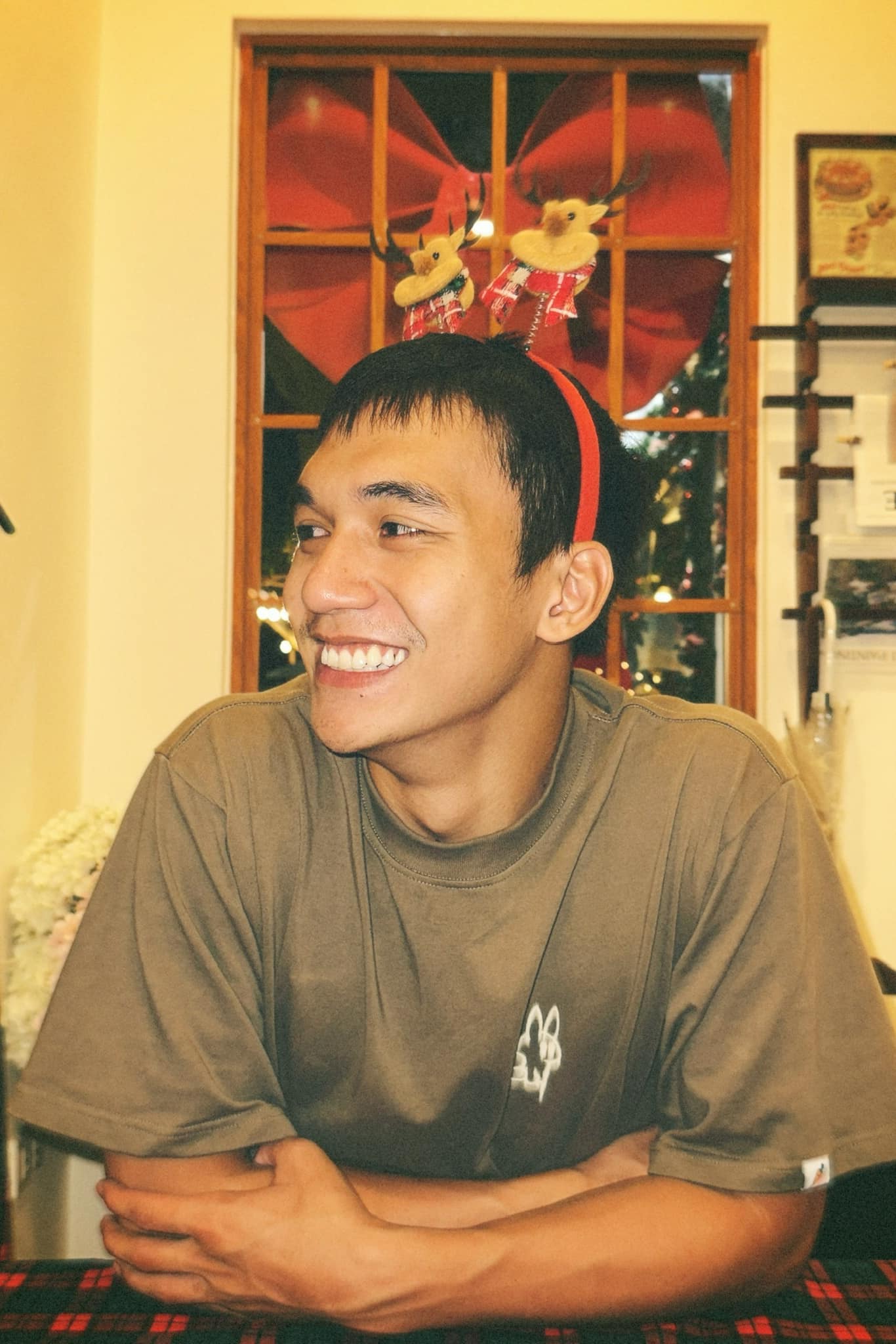 Nam diễn viên GenZ thủ vai chính trong "Mưa đỏ" gây ấn tượng - Ảnh 11.