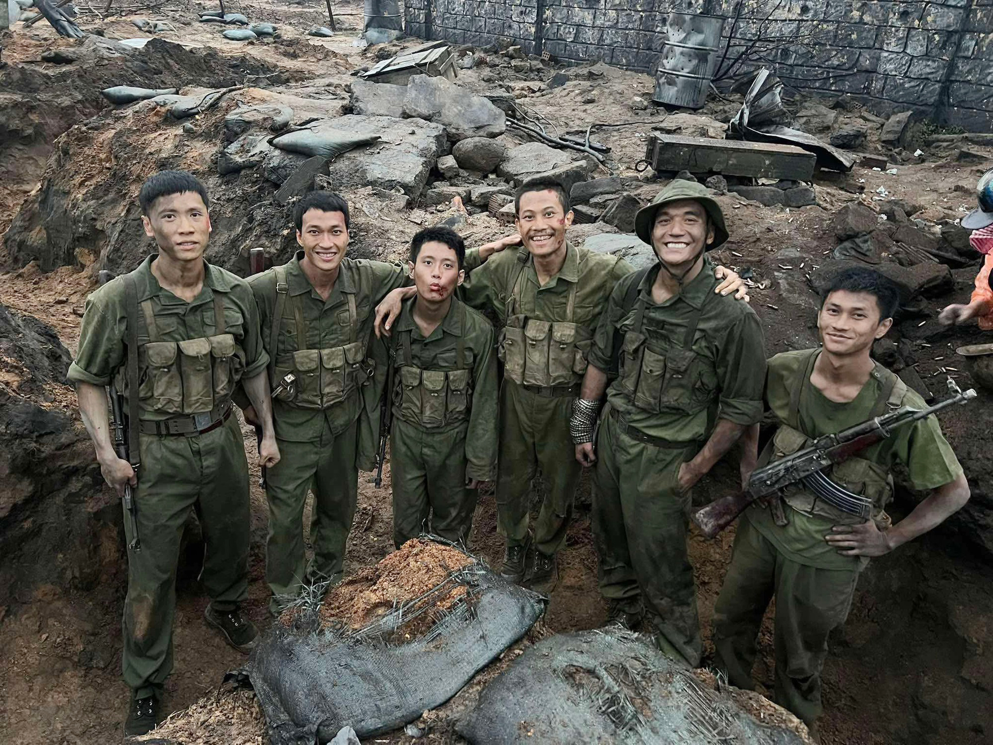 Nam diễn viên GenZ thủ vai chính trong "Mưa đỏ" gây ấn tượng - Ảnh 3.