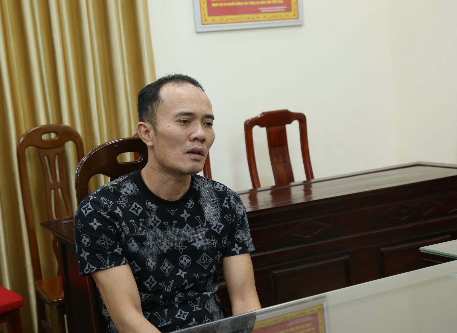 Tạm giữ người đàn ông đạp ngã nữ điều dưỡng tại bệnh viện - Ảnh 1.