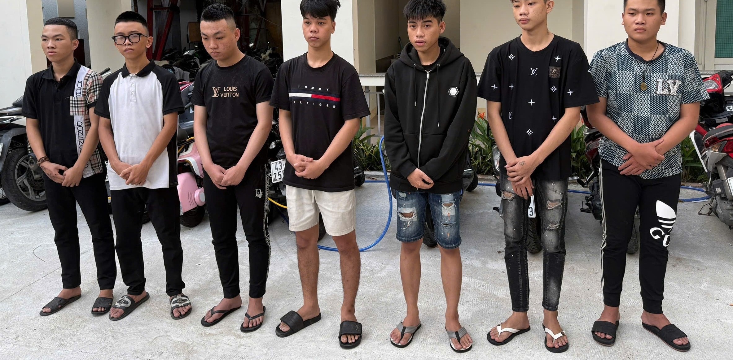 Khởi tố nhóm thiếu niên đánh người đi đường mù mắt ở Đà Nẵng- Ảnh 1. Khởi tố nhóm thiếu niên đánh người đi đường mù mắt ở Đà Nẵng- Ảnh 1.