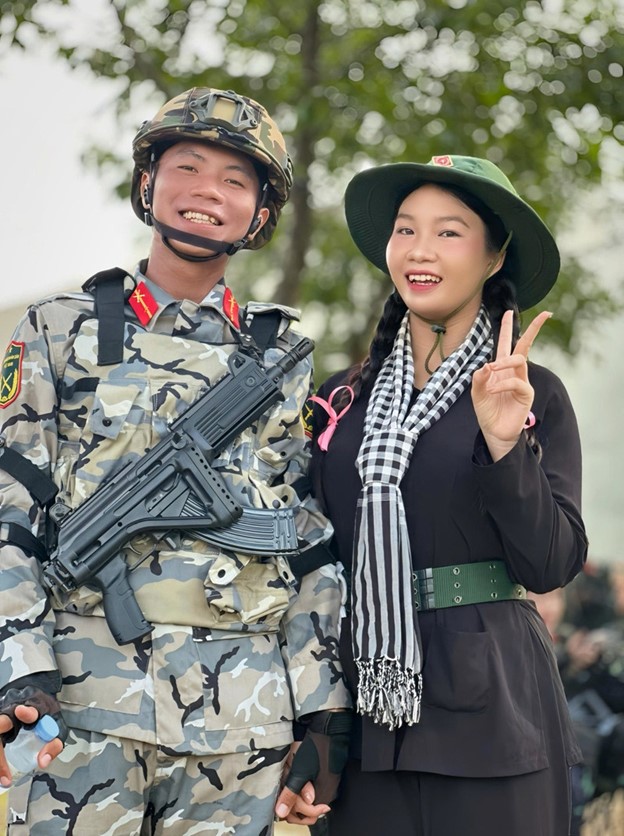 Chuyện tình thú vị của nữ du kích và chàng lính dù, gặp nhau ở A50 nên duyên nhờ A80- Ảnh 2. Chuyện tình thú vị của nữ du kích và chàng lính dù, gặp nhau ở A50 nên duyên nhờ A80- Ảnh 2.