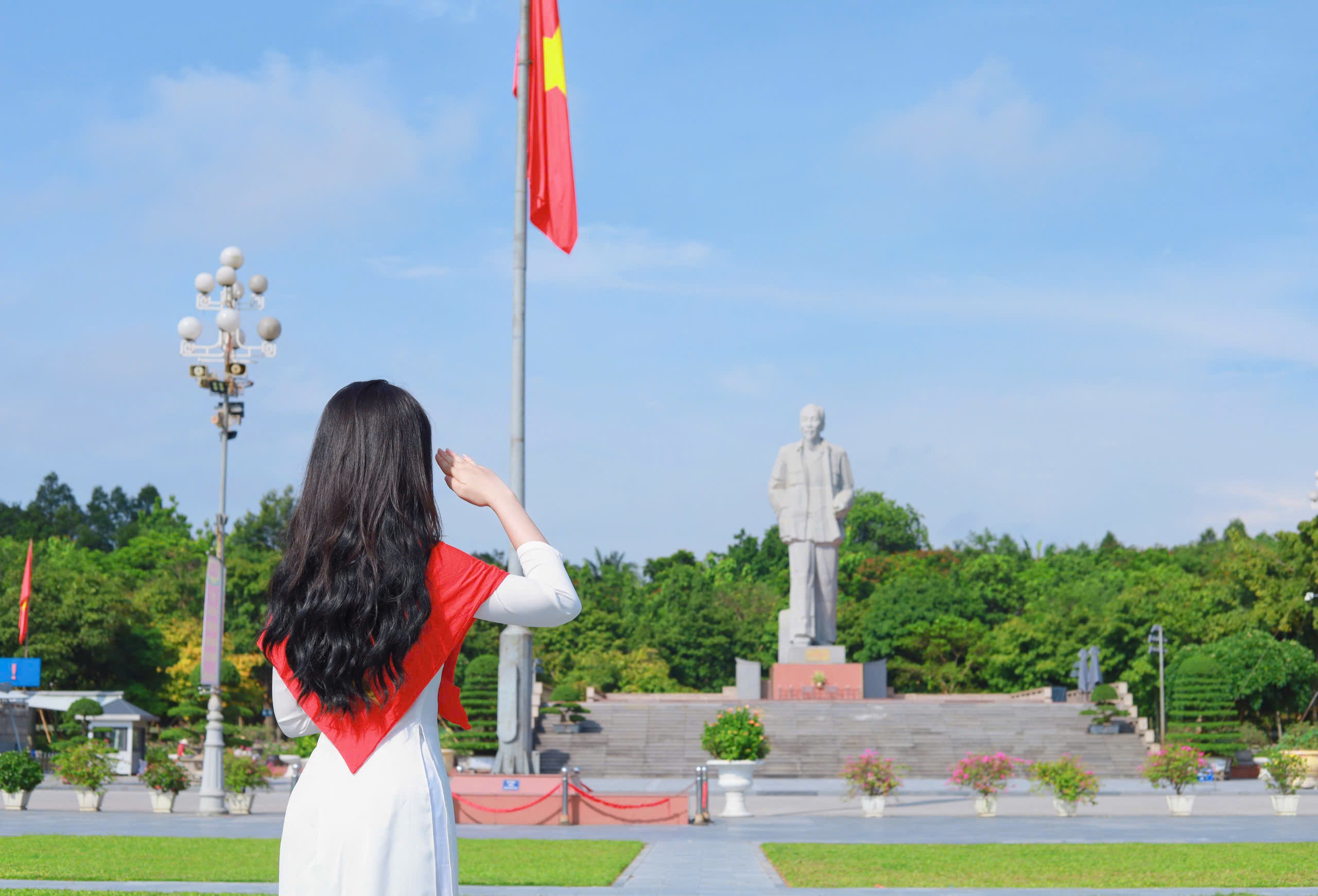 Giới trẻ diện áo dài check – in mừng Lễ Quốc khánh 2/9- Ảnh 1. Giới trẻ diện áo dài check – in mừng Lễ Quốc khánh 2/9- Ảnh 1.