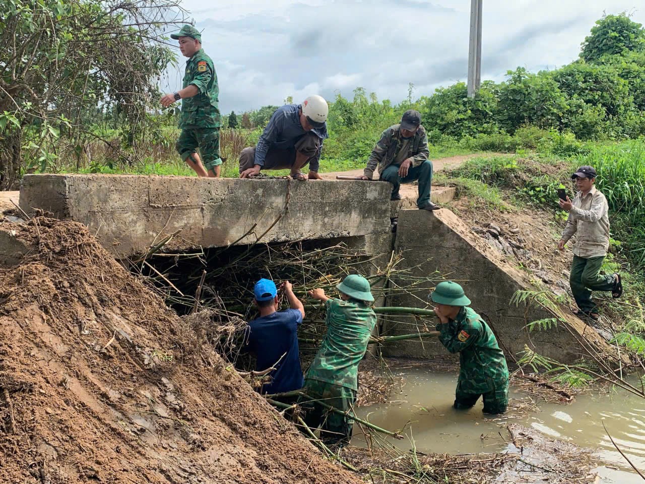 Bộ đội, quân sự trực chiến 24/24 cùng nhân dân chống bão số 5- Ảnh 10. Bộ đội, quân sự trực chiến 24/24 cùng nhân dân chống bão số 5- Ảnh 10.