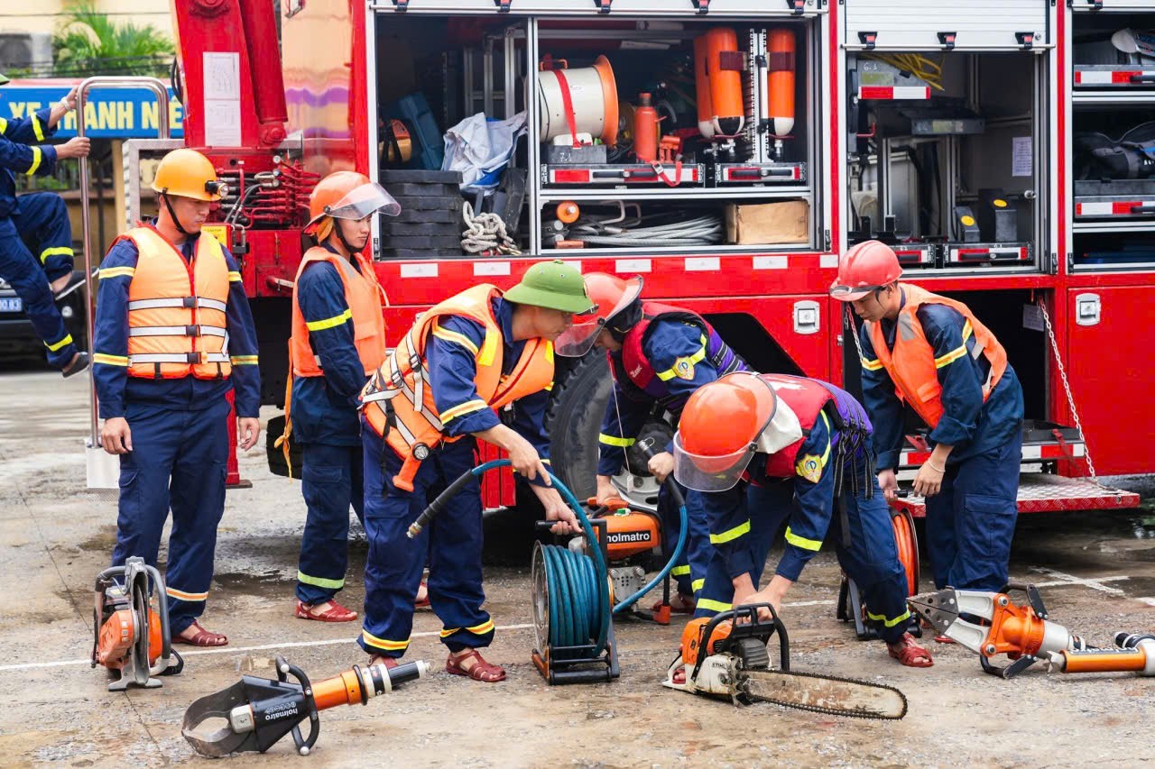 Quảng Trị họp khẩn trong đêm triển khai phương án ứng phó với cơn bão số 5 - Ảnh 2. Quảng Trị họp khẩn trong đêm triển khai phương án ứng phó với cơn bão số 5 - Ảnh 2.