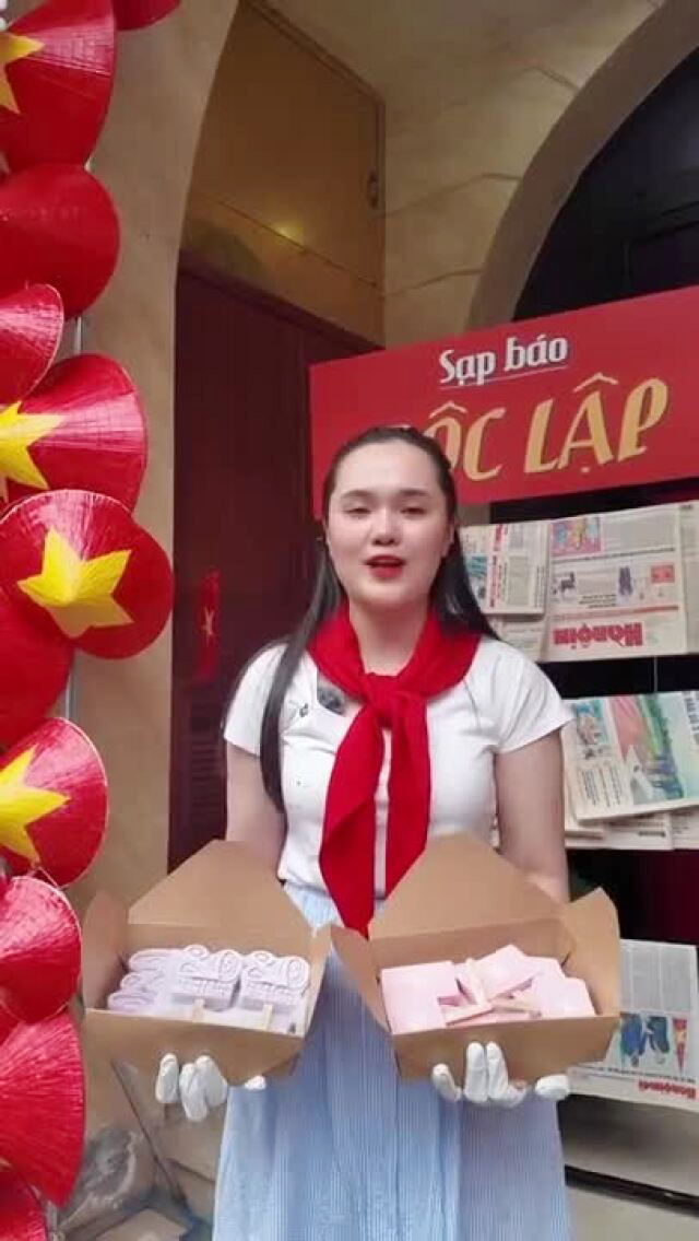 Vợ chồng tuyển thủ Duy Mạnh tiếp tục phát 700 cây kem, bánh mì cho bà con đi xem A80- Ảnh 3. Vợ chồng tuyển thủ Duy Mạnh tiếp tục phát 700 cây kem, bánh mì cho bà con đi xem A80- Ảnh 3.
