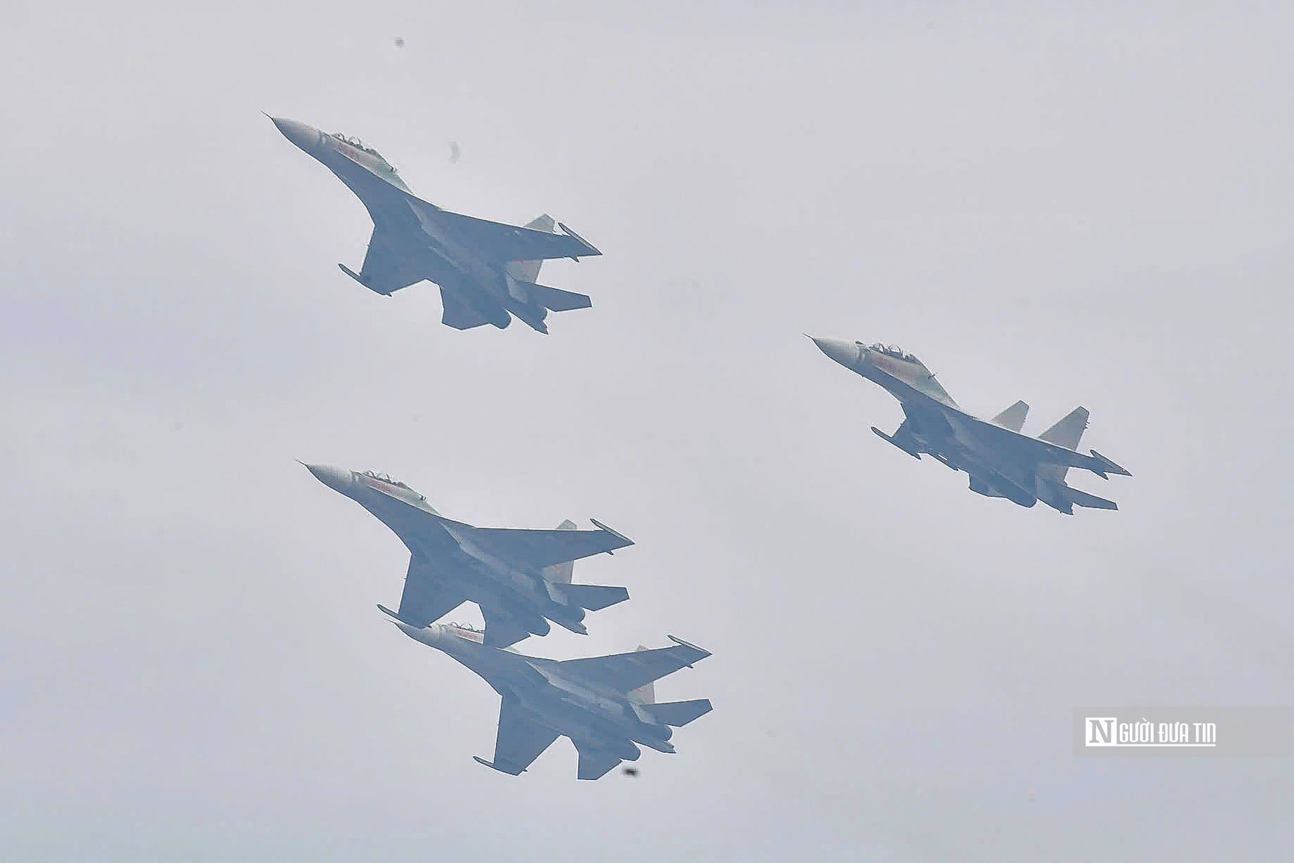 Đội hình "hổ mang chúa" SU-30MK2 gầm rú trên bầu trời Hà Nội- Ảnh 2. Đội hình "hổ mang chúa" SU-30MK2 gầm rú trên bầu trời Hà Nội- Ảnh 2.