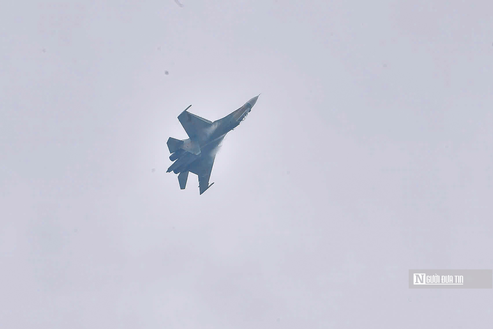 Đội hình "hổ mang chúa" SU-30MK2 gầm rú trên bầu trời Hà Nội- Ảnh 3. Đội hình "hổ mang chúa" SU-30MK2 gầm rú trên bầu trời Hà Nội- Ảnh 3.