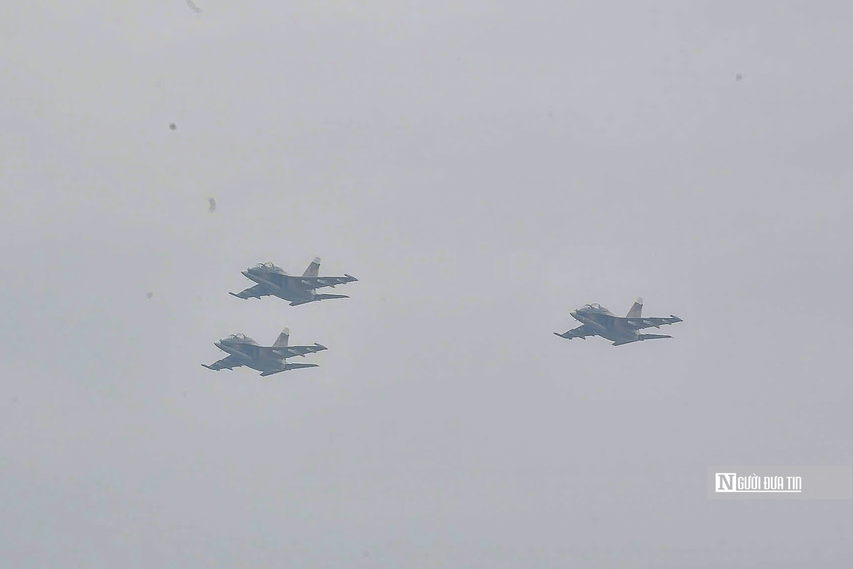 Đội hình "hổ mang chúa" SU-30MK2 gầm rú trên bầu trời Hà Nội- Ảnh 4. Đội hình "hổ mang chúa" SU-30MK2 gầm rú trên bầu trời Hà Nội- Ảnh 4.