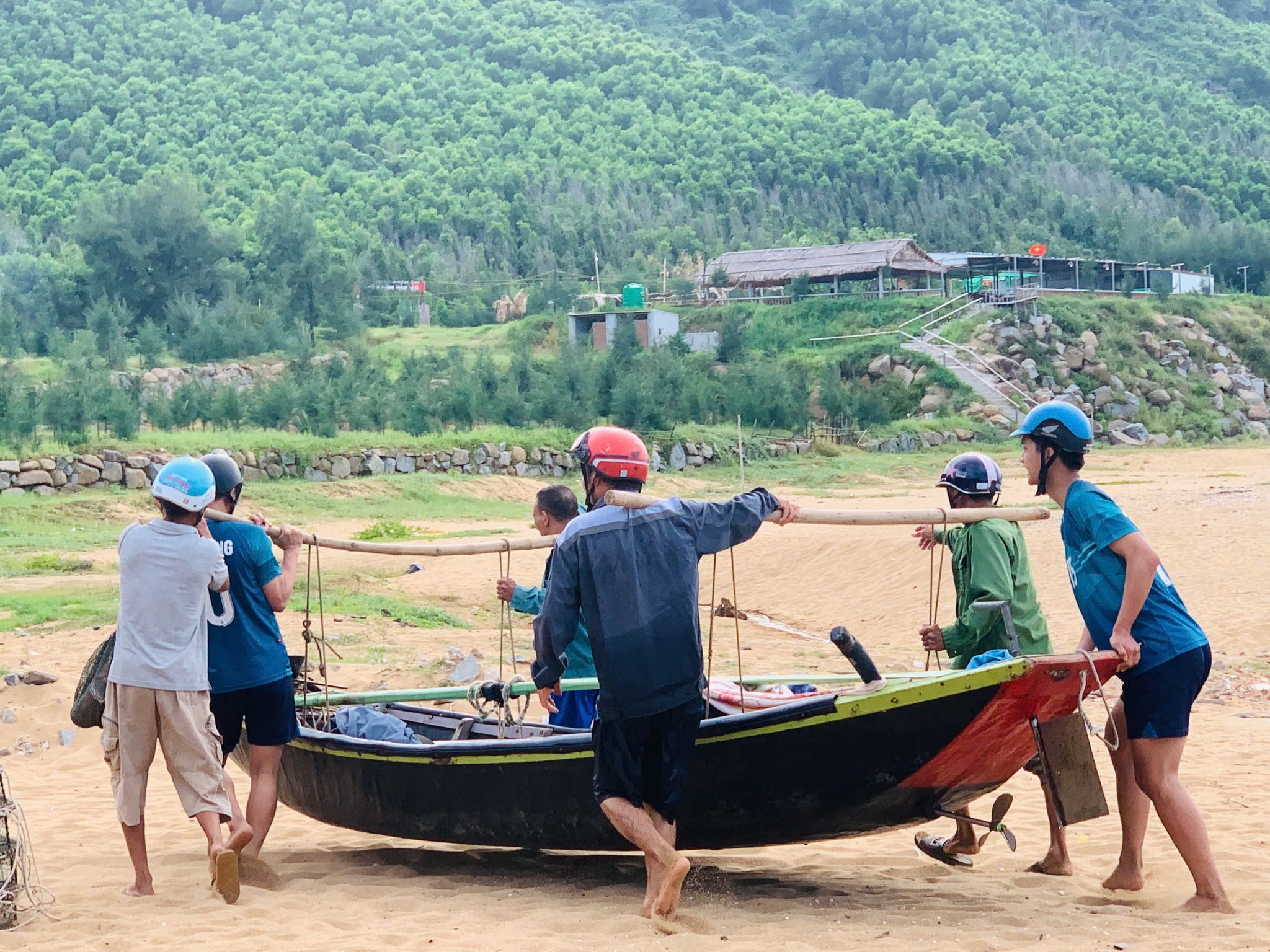 Hà Tĩnh: Sơ tán hàng nghìn người dân bị ảnh hưởng bão số 5 đến nơi an toàn- Ảnh 3. Hà Tĩnh: Sơ tán hàng nghìn người dân bị ảnh hưởng bão số 5 đến nơi an toàn- Ảnh 3.