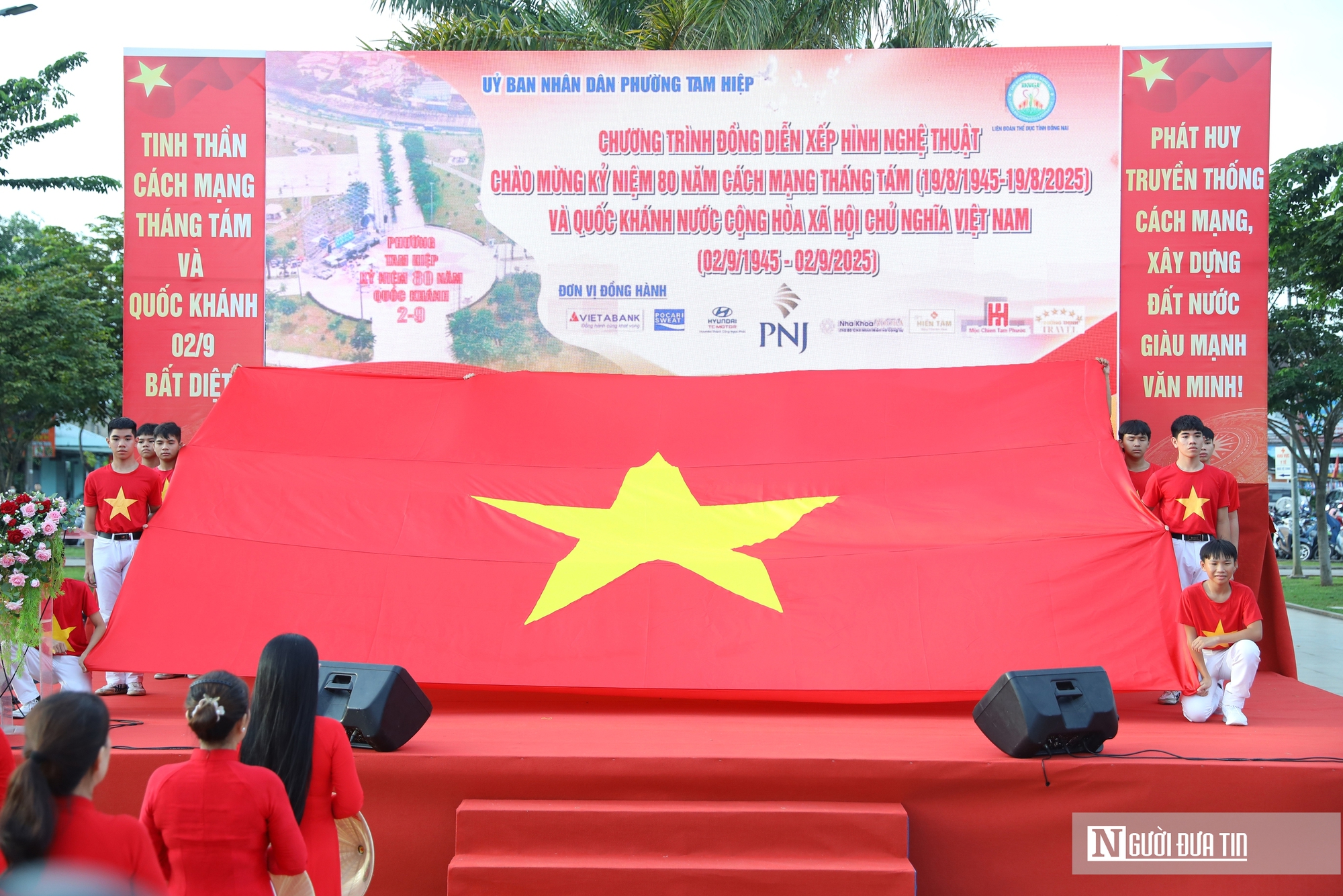 Ấn tượng màn đồng diễn xếp hình mừng Quốc khánh của hơn 1.000 người dân Đồng Nai- Ảnh 1. Ấn tượng màn đồng diễn xếp hình mừng Quốc khánh của hơn 1.000 người dân Đồng Nai- Ảnh 1.
