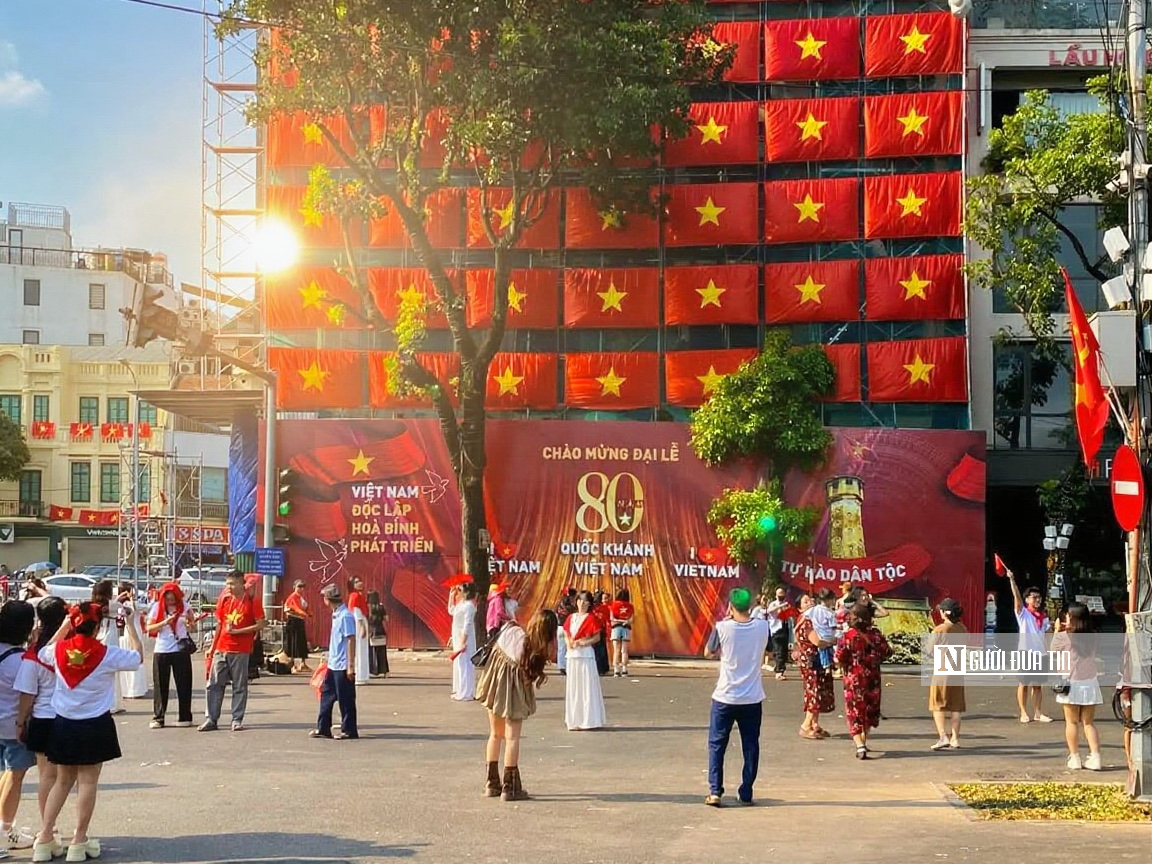 Tòa nhà sát “Hàm cá mập” khoác cờ đỏ sao vàng, thành điểm check-in hút khách dịp 2/9- Ảnh 1.