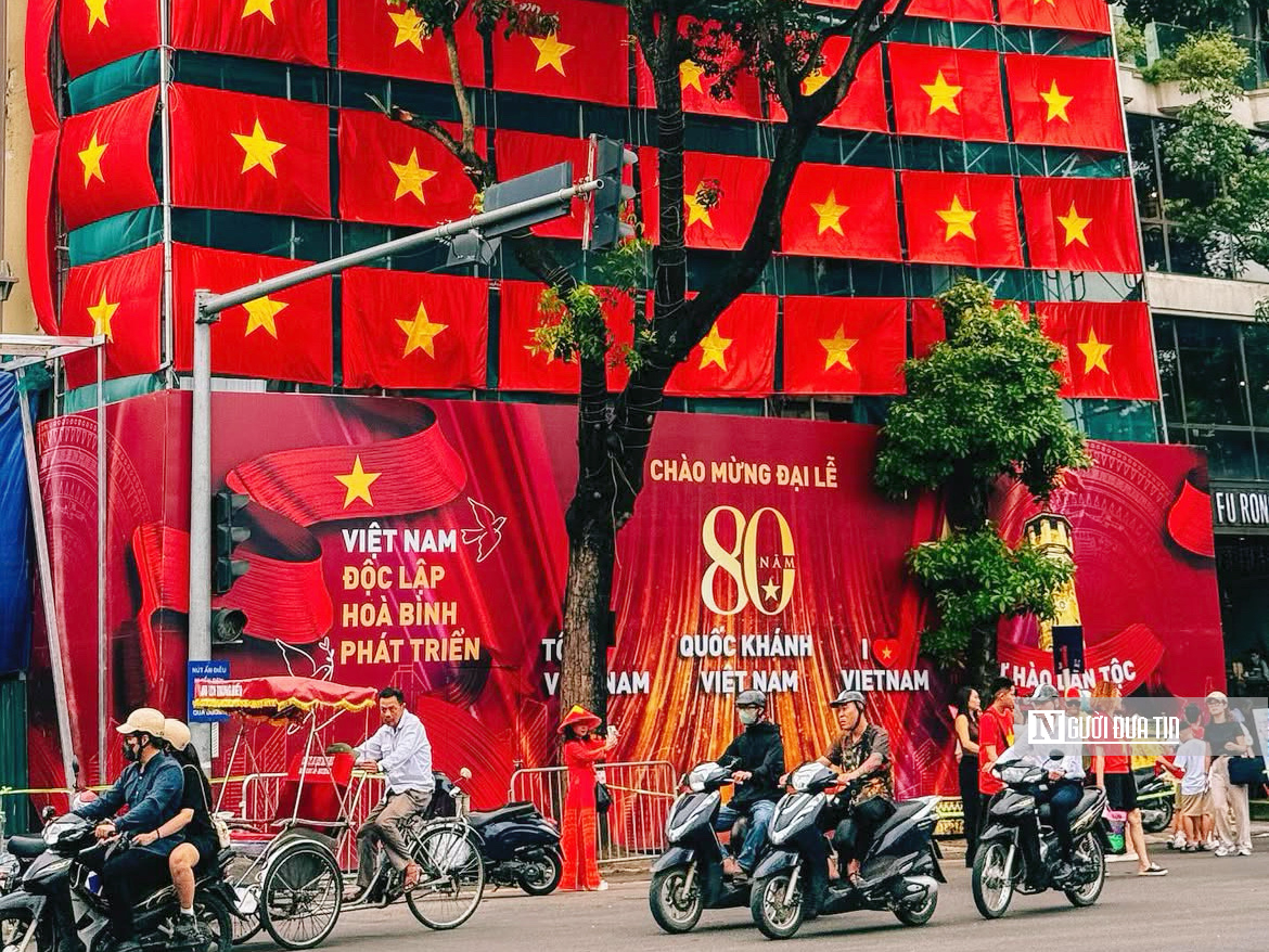 Tòa nhà sát “Hàm cá mập” khoác cờ đỏ sao vàng, thành điểm check-in hút khách dịp 2/9- Ảnh 4.