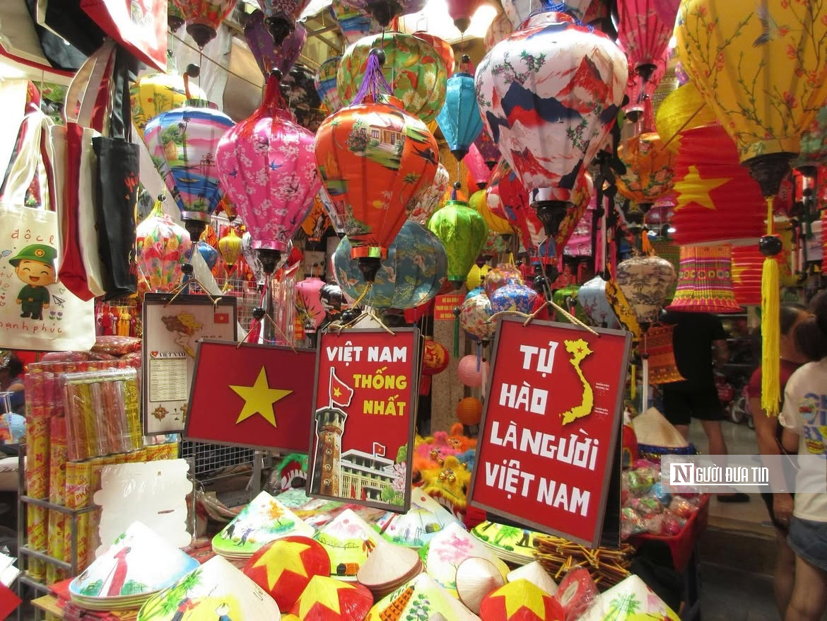 Tòa nhà sát “Hàm cá mập” khoác cờ đỏ sao vàng, thành điểm check-in hút khách dịp 2/9- Ảnh 10.