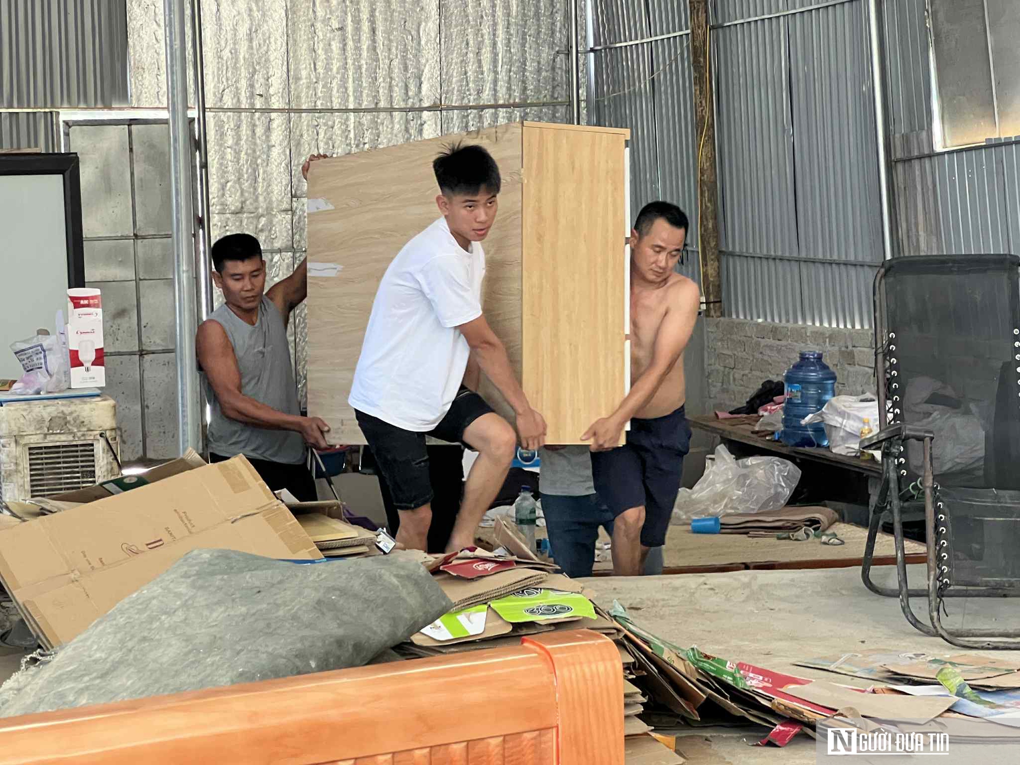 Nghệ An: Người dân miền núi chạy đua với bão, di dời tài sản đến nơi an toàn- Ảnh 1.