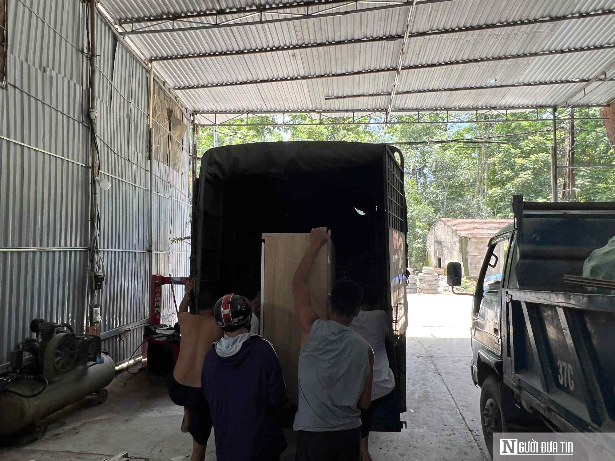 Nghệ An: Người dân miền núi chạy đua với bão, di dời tài sản đến nơi an toàn- Ảnh 4.