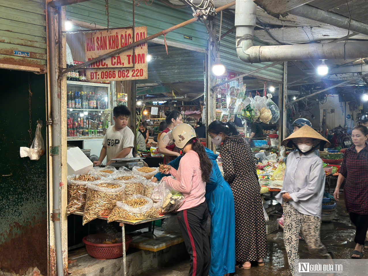 Người dân Nghệ An đổ xô đi mua thực phẩm dự trữ chống bão số 5- Ảnh 5. Người dân Nghệ An đổ xô đi mua thực phẩm dự trữ chống bão số 5- Ảnh 5.