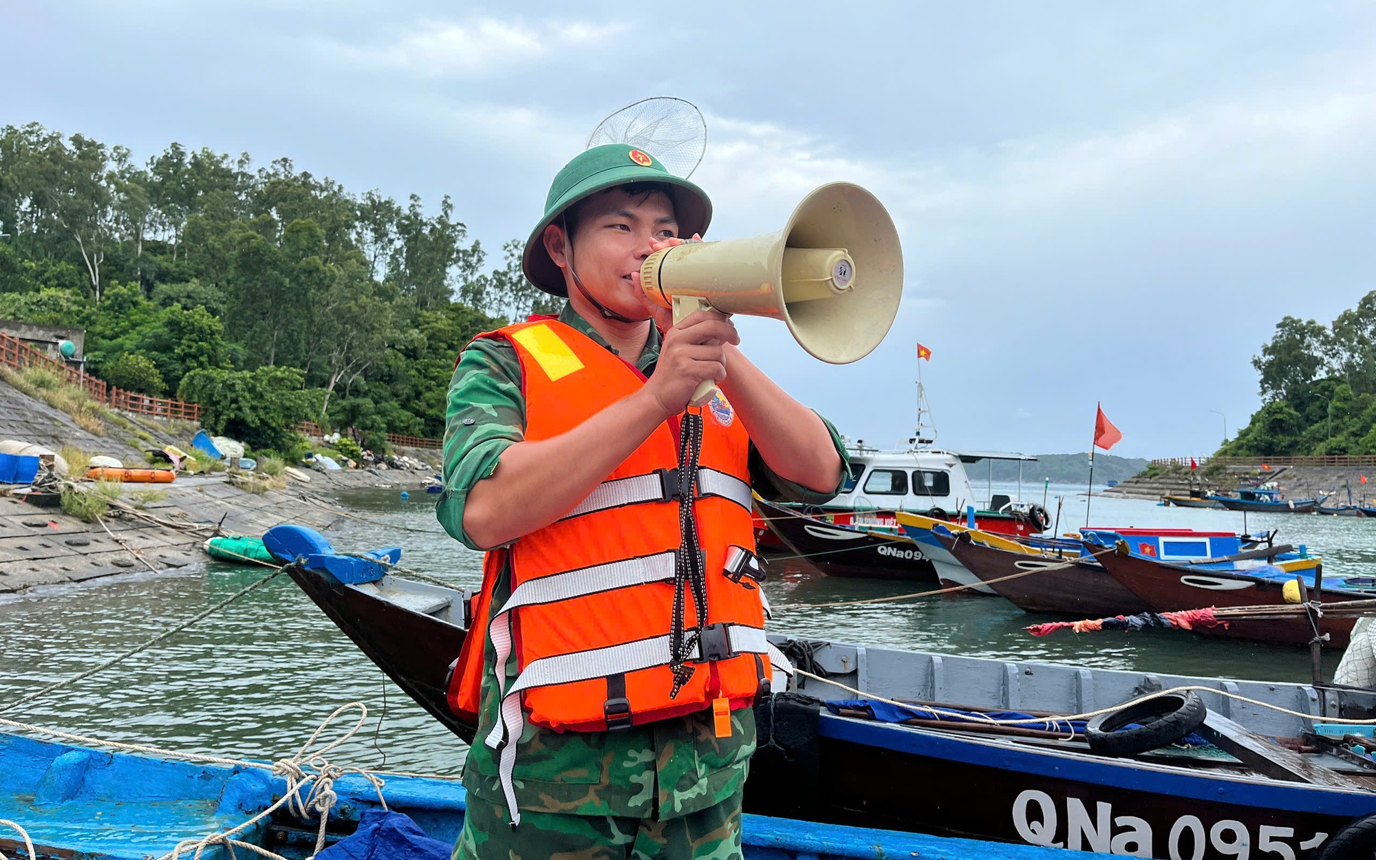 Những người thầm lặng giữ an toàn cho Đà Nẵng trong mưa bão- Ảnh 11.