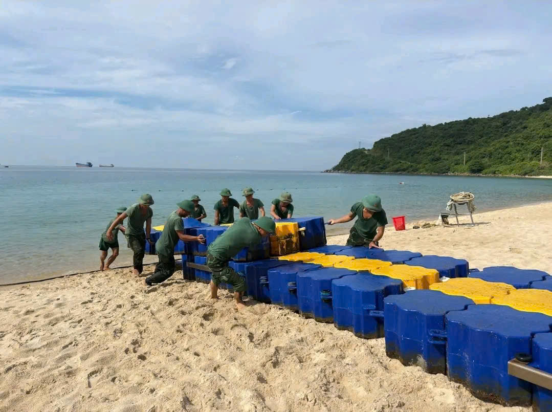 Cuộc chạy đua với bão Kajiki: Đà Nẵng kêu gọi tàu thuyền về bờ neo đậu, hỗ trợ dân chằn chống nhà cửa- Ảnh 5. Cuộc chạy đua với bão Kajiki: Đà Nẵng kêu gọi tàu thuyền về bờ neo đậu, hỗ trợ dân chằn chống nhà cửa- Ảnh 5.