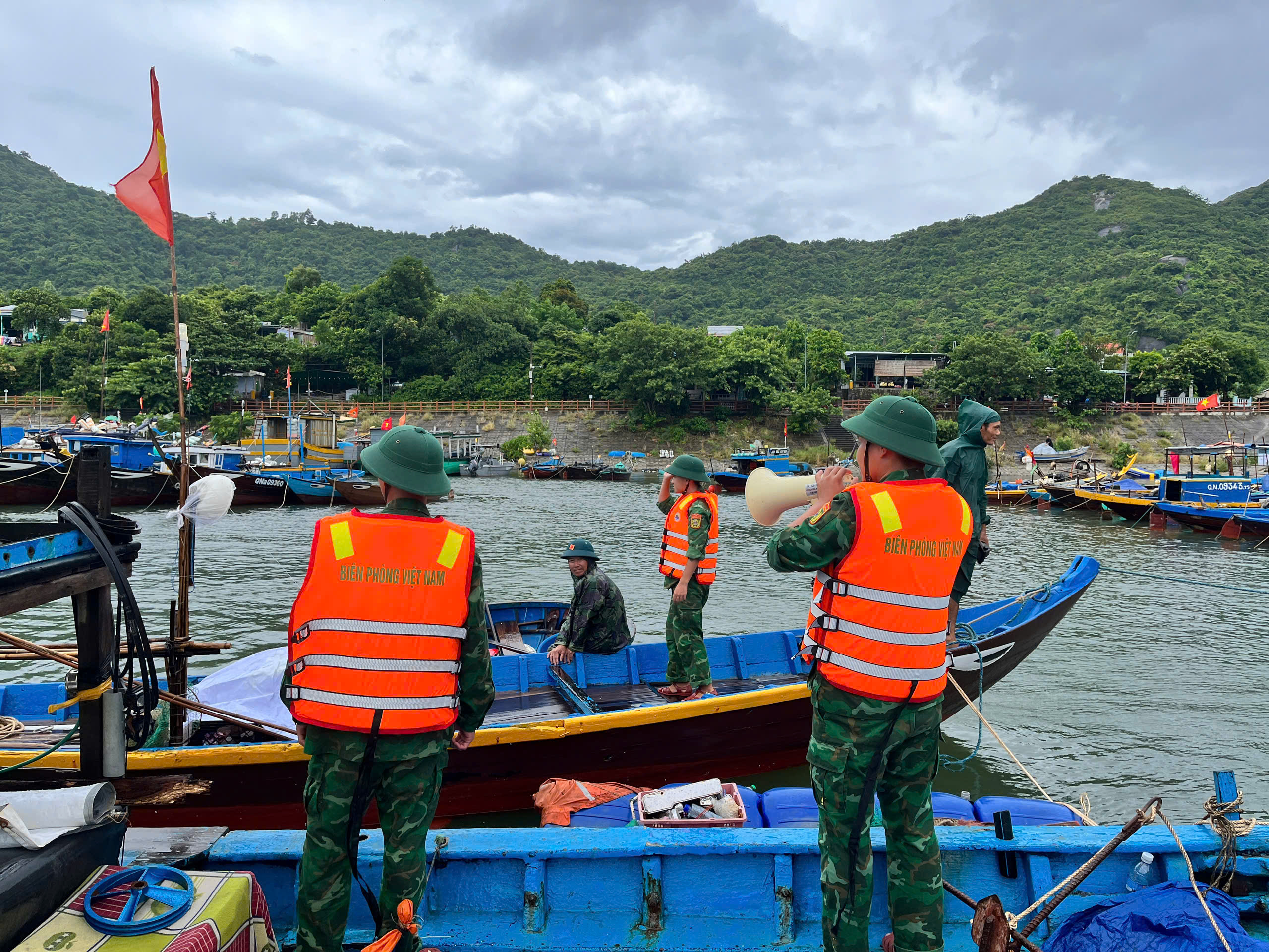 Cuộc chạy đua với bão Kajiki: Đà Nẵng kêu gọi tàu thuyền về bờ neo đậu, hỗ trợ dân chằn chống nhà cửa- Ảnh 1. Cuộc chạy đua với bão Kajiki: Đà Nẵng kêu gọi tàu thuyền về bờ neo đậu, hỗ trợ dân chằn chống nhà cửa- Ảnh 1.