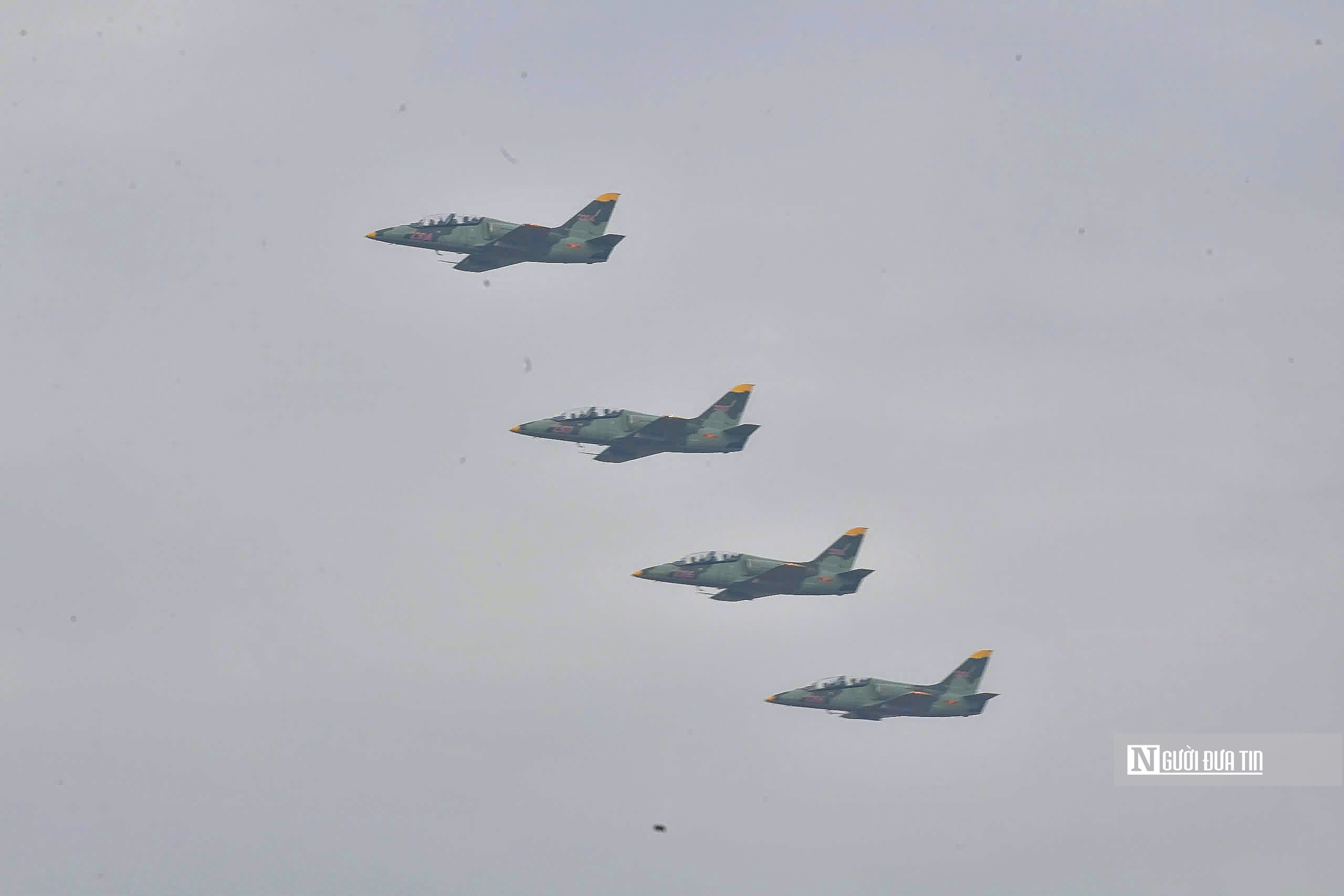 Đội hình "hổ mang chúa" SU-30MK2 gầm rú trên bầu trời Hà Nội- Ảnh 5. Đội hình "hổ mang chúa" SU-30MK2 gầm rú trên bầu trời Hà Nội- Ảnh 5.