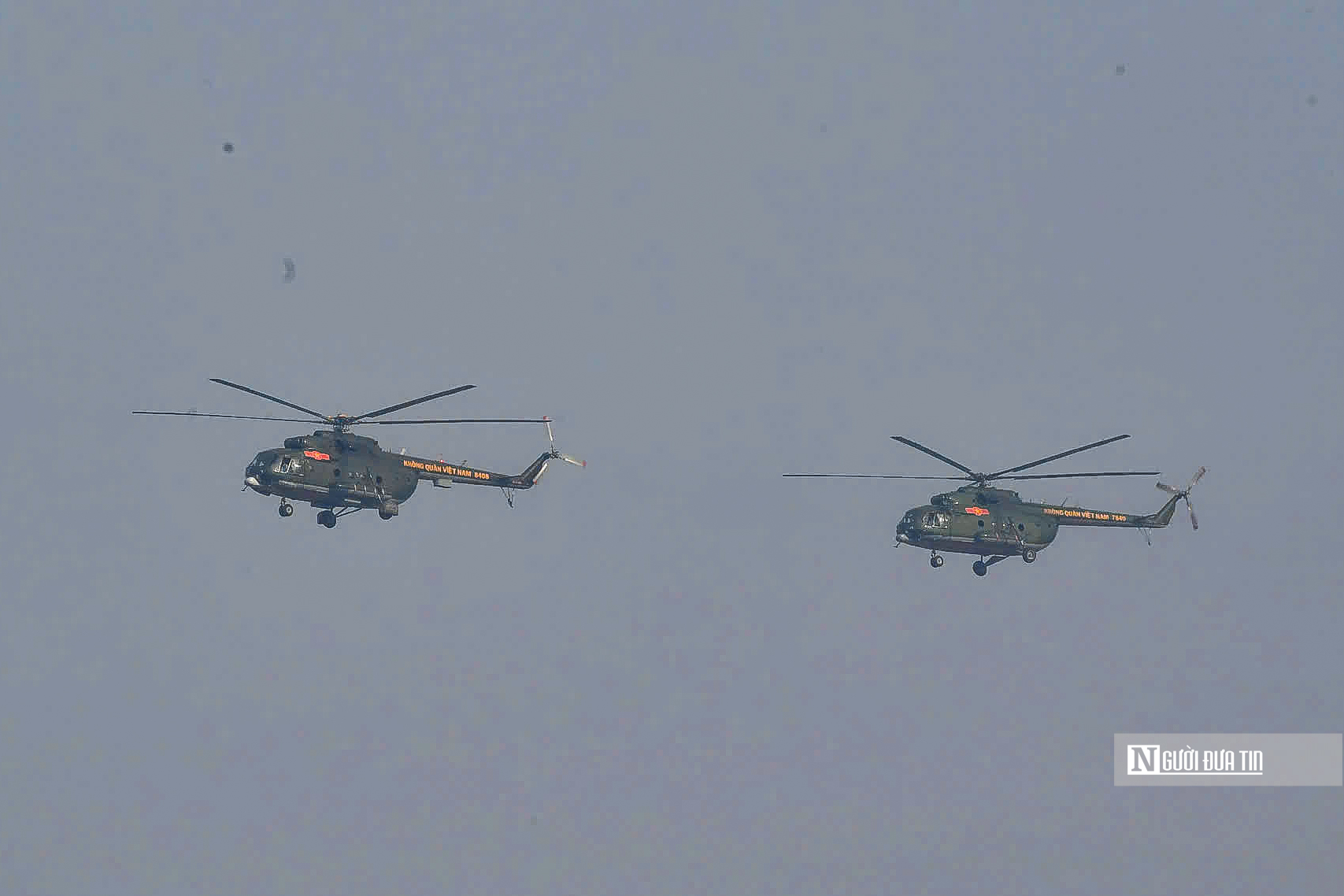 Đội hình "hổ mang chúa" SU-30MK2 gầm rú trên bầu trời Hà Nội- Ảnh 11. Đội hình "hổ mang chúa" SU-30MK2 gầm rú trên bầu trời Hà Nội- Ảnh 11.
