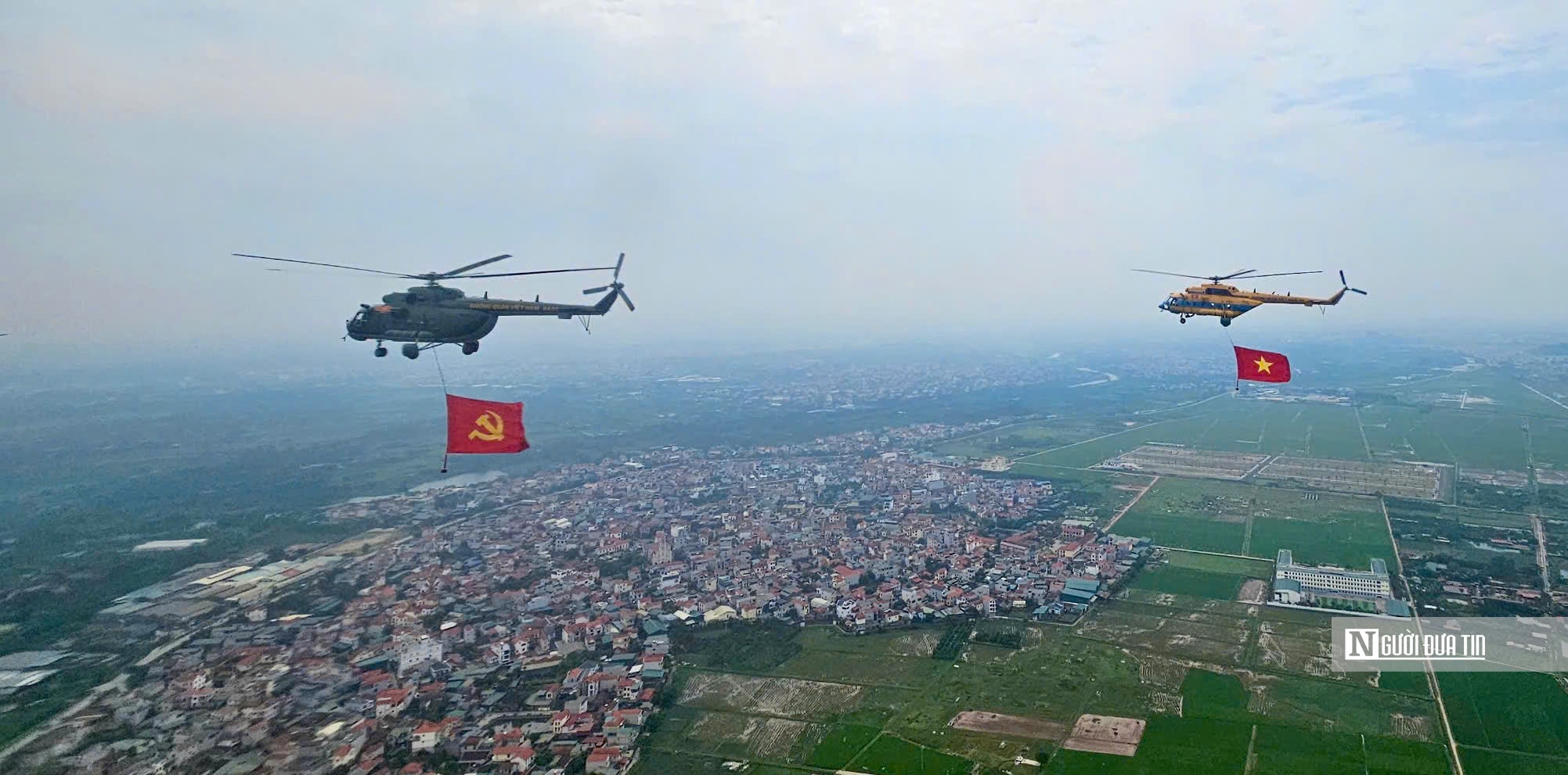 Biên đội trực thăng kéo cờ Đảng, cờ Tổ quốc bay trên bầu trời Hà Nội- Ảnh 2. Biên đội trực thăng kéo cờ Đảng, cờ Tổ quốc bay trên bầu trời Hà Nội- Ảnh 2.