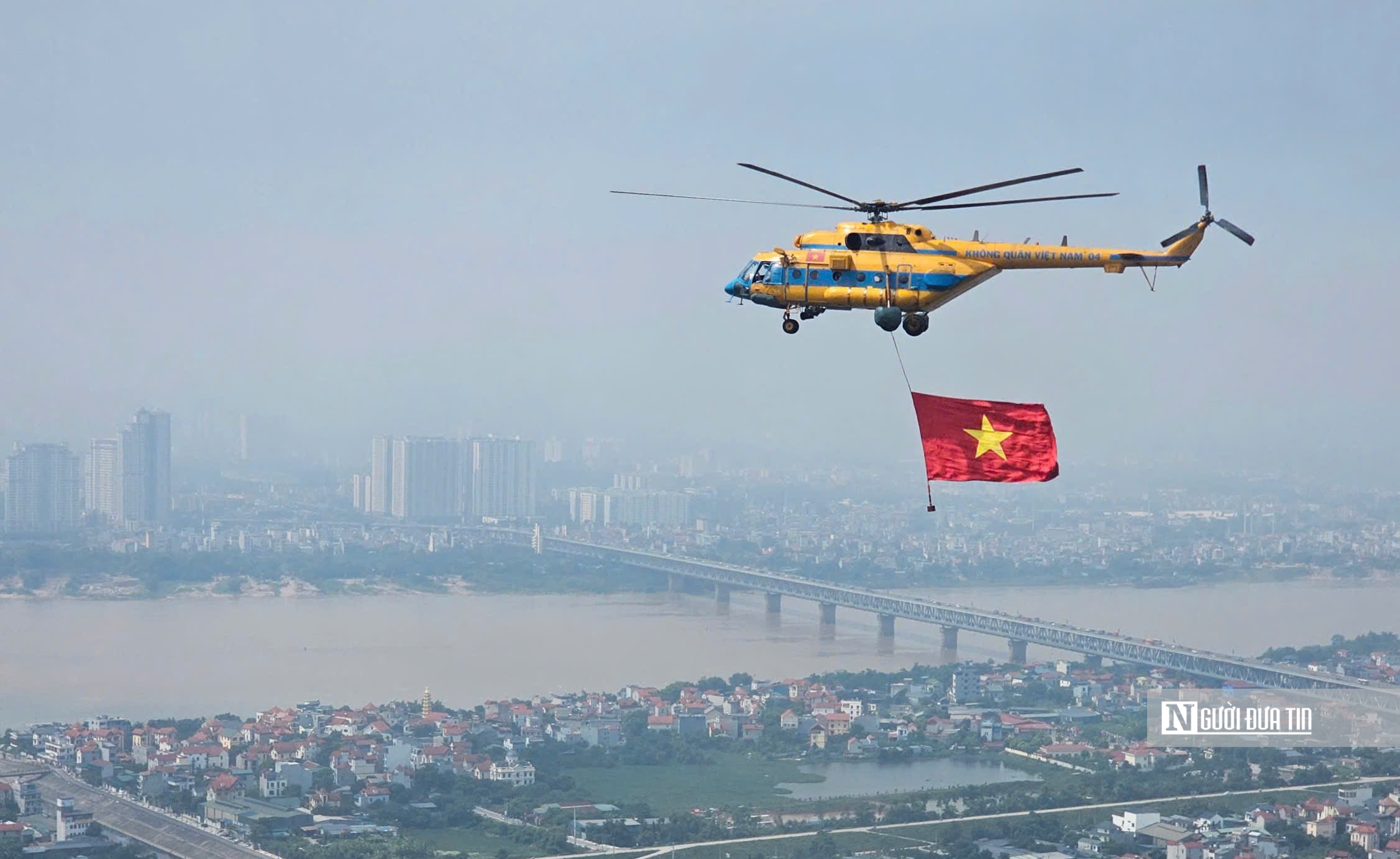 Biên đội trực thăng kéo cờ Đảng, cờ Tổ quốc bay trên bầu trời Hà Nội- Ảnh 8. Biên đội trực thăng kéo cờ Đảng, cờ Tổ quốc bay trên bầu trời Hà Nội- Ảnh 8.