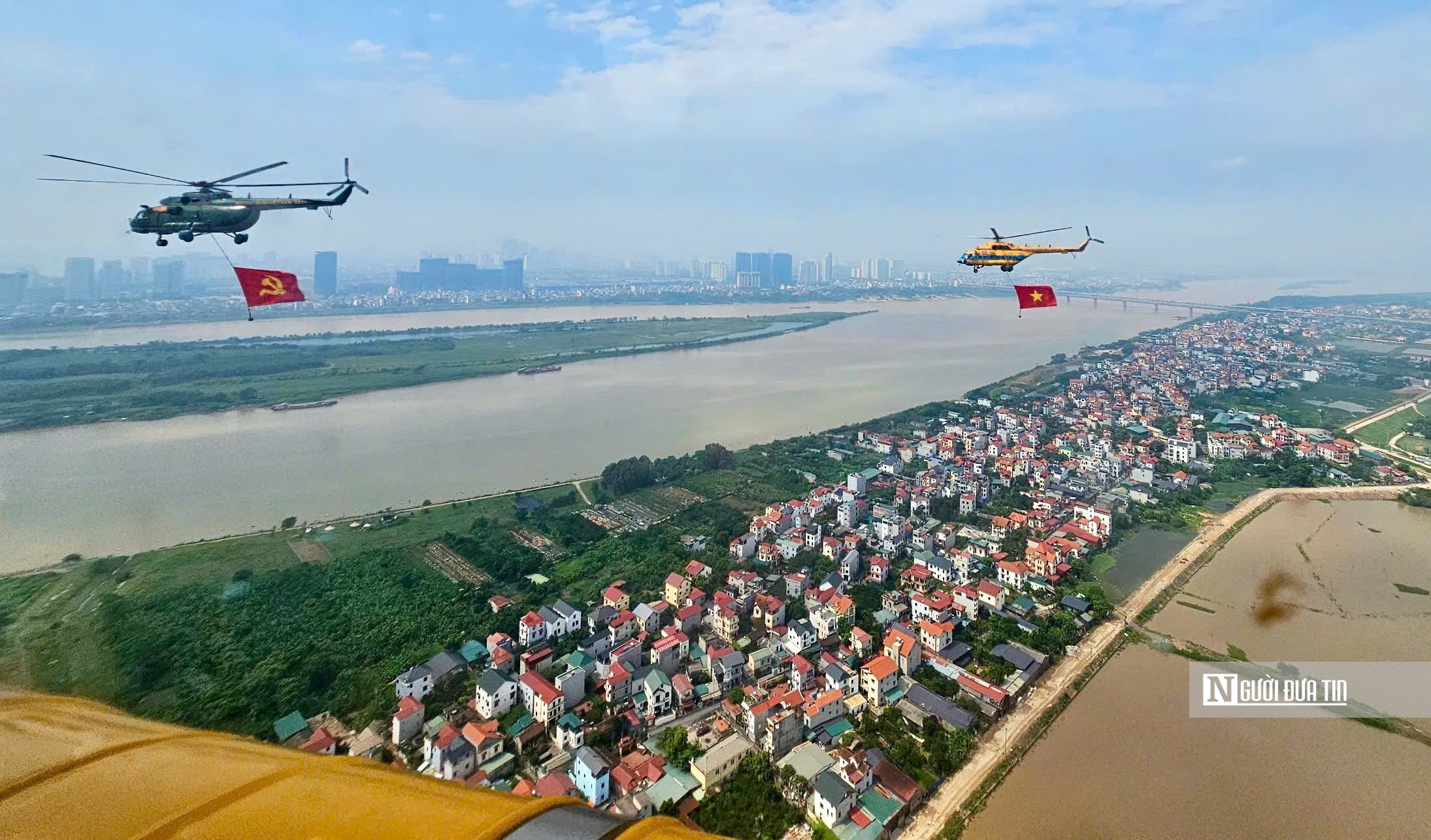 Biên đội trực thăng kéo cờ Đảng, cờ Tổ quốc bay trên bầu trời Hà Nội- Ảnh 7. Biên đội trực thăng kéo cờ Đảng, cờ Tổ quốc bay trên bầu trời Hà Nội- Ảnh 7.