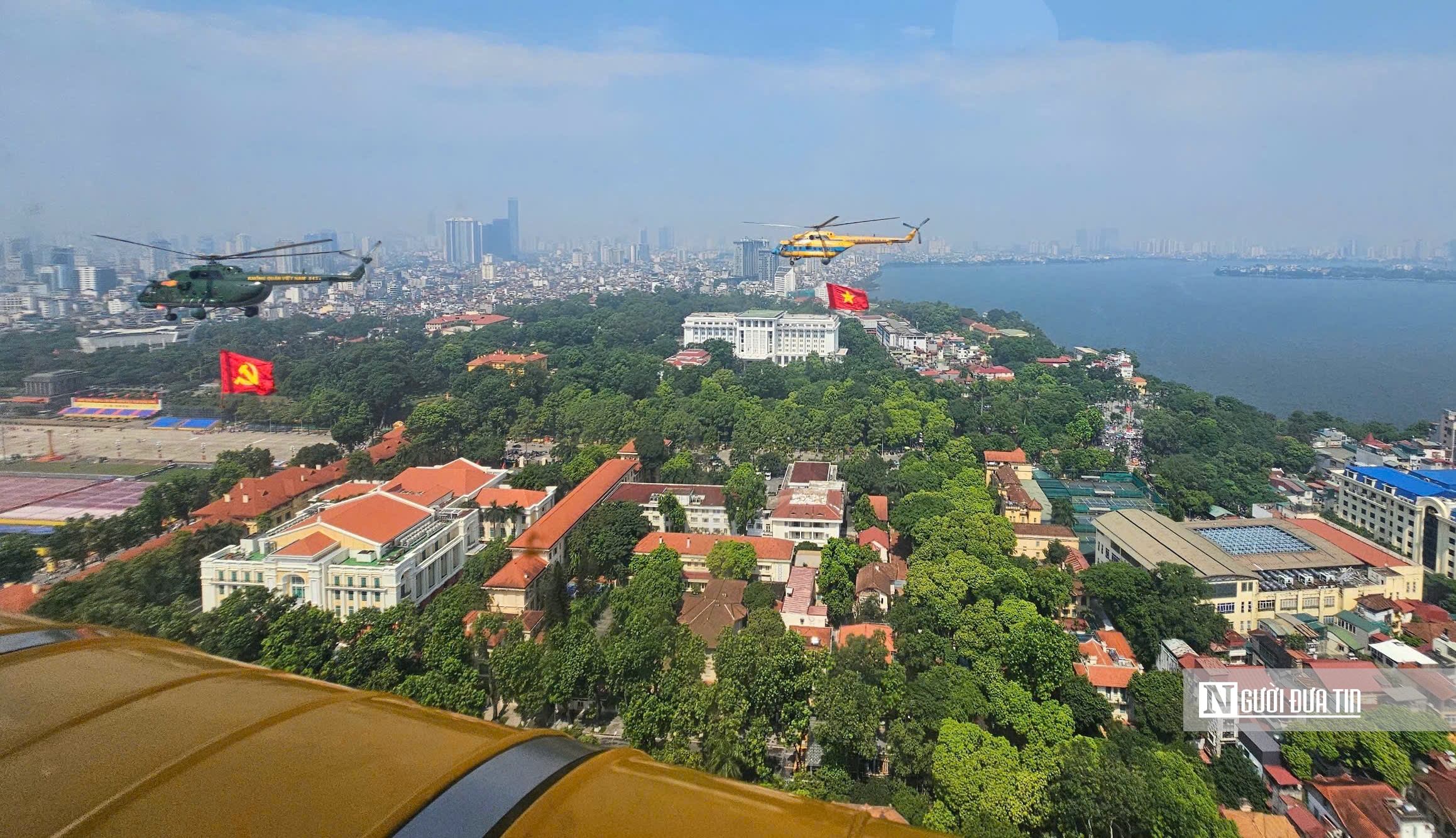 Biên đội trực thăng kéo cờ Đảng, cờ Tổ quốc bay trên bầu trời Hà Nội- Ảnh 1. Biên đội trực thăng kéo cờ Đảng, cờ Tổ quốc bay trên bầu trời Hà Nội- Ảnh 1.