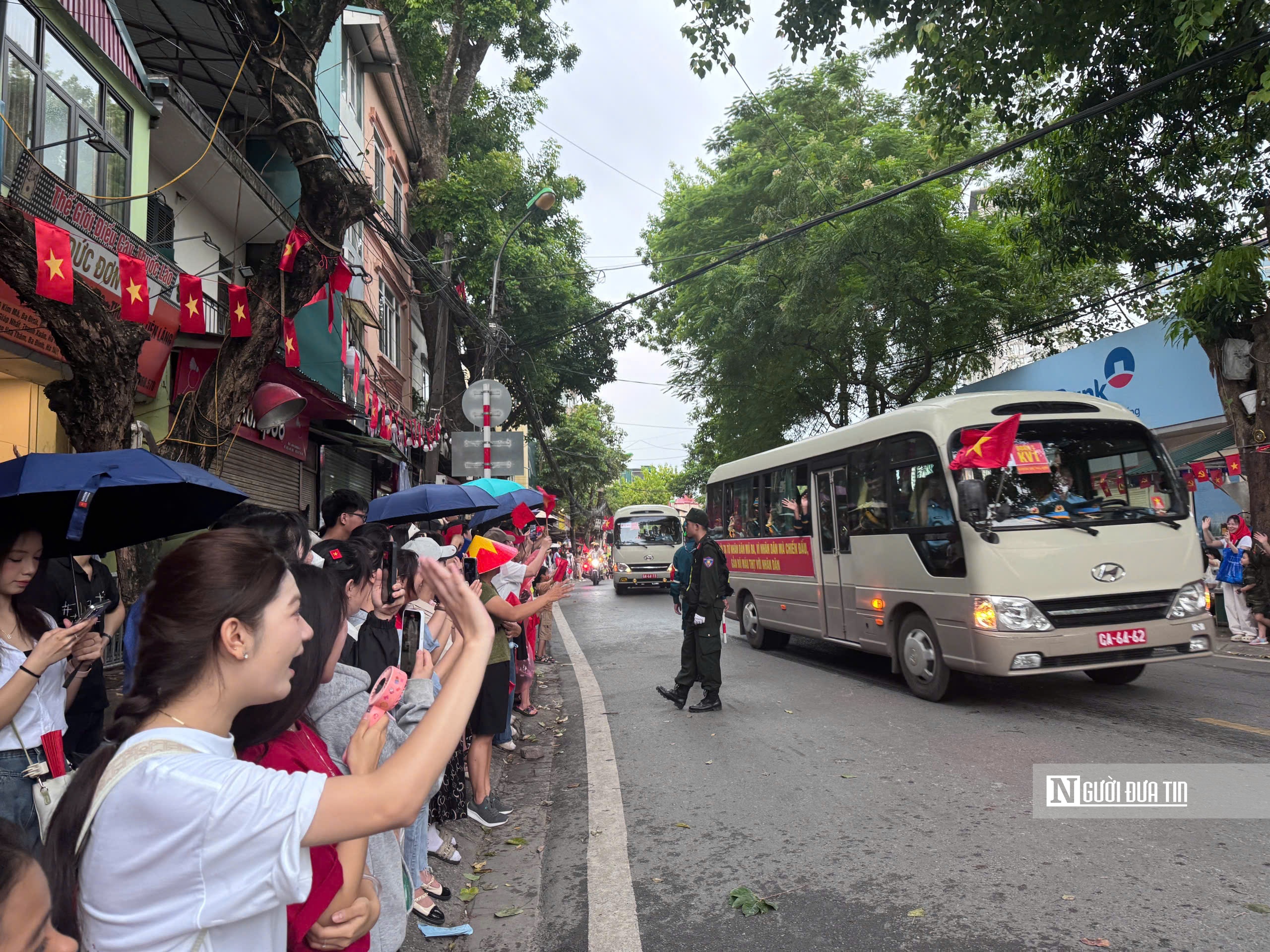 Biển người đội mưa chờ xem tổng hợp luyện diễu binh, diễu hành lần 2- Ảnh 5. Biển người đội mưa chờ xem tổng hợp luyện diễu binh, diễu hành lần 2- Ảnh 5.