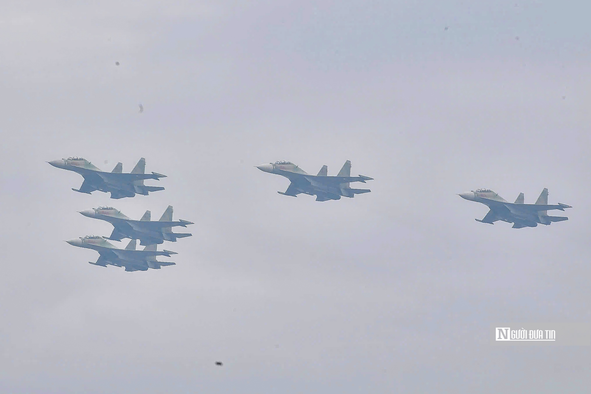 Đội hình "hổ mang chúa" SU-30MK2 gầm rú trên bầu trời Hà Nội- Ảnh 1. Đội hình "hổ mang chúa" SU-30MK2 gầm rú trên bầu trời Hà Nội- Ảnh 1.