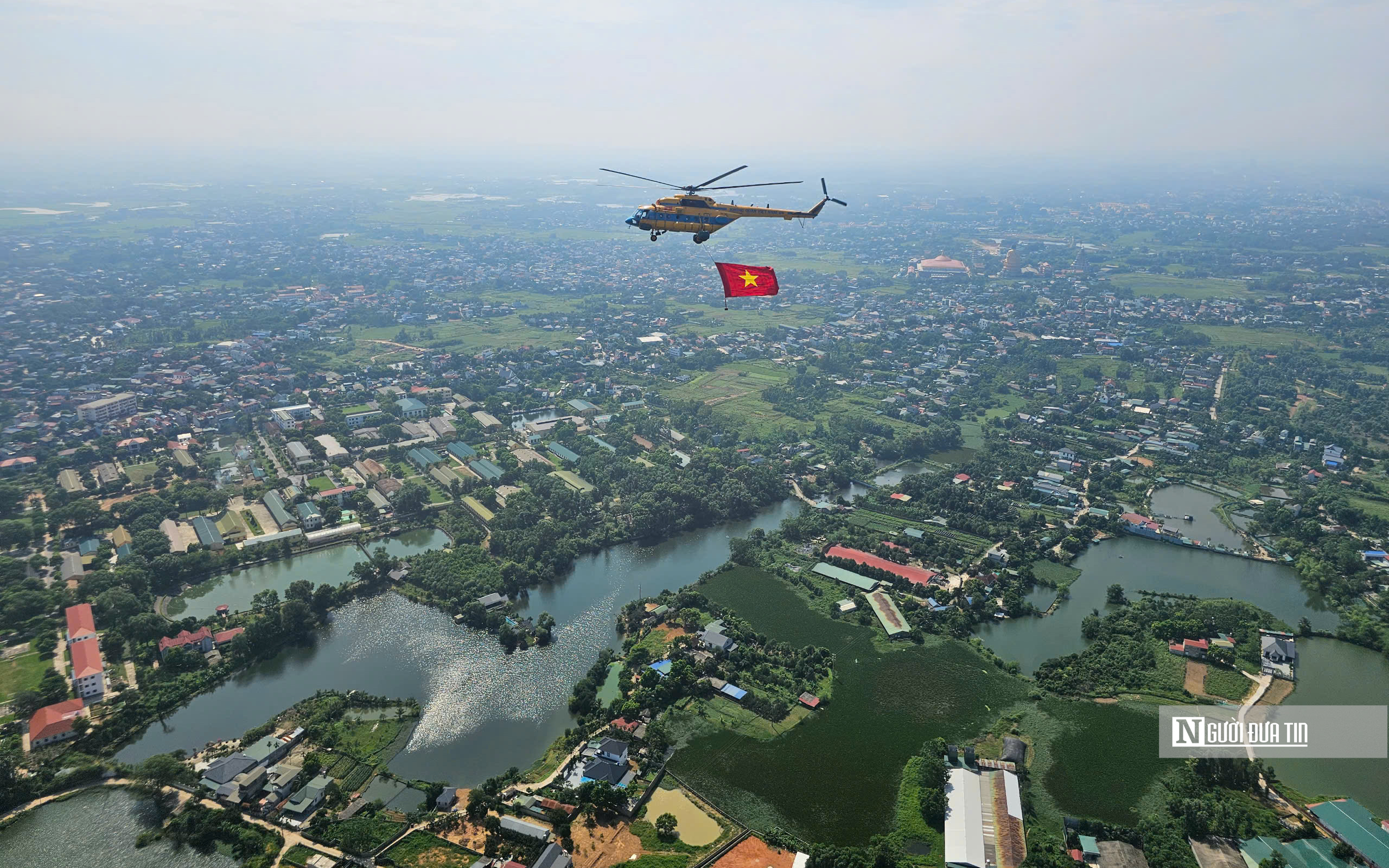 Đội hình "hổ mang chúa" SU-30MK2 gầm rú trên bầu trời Hà Nội- Ảnh 16. Đội hình "hổ mang chúa" SU-30MK2 gầm rú trên bầu trời Hà Nội- Ảnh 16.