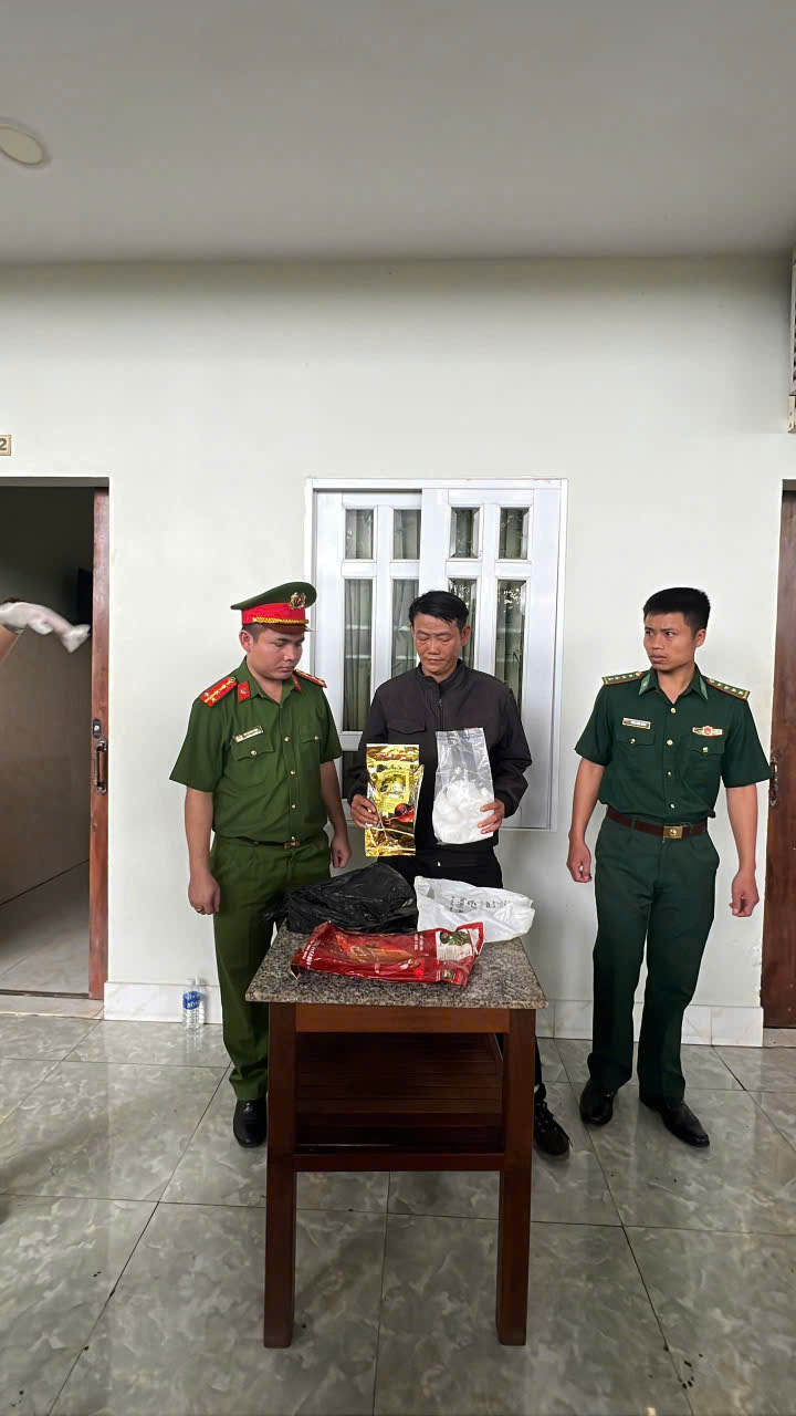 Quảng Ngãi: Biên phòng, Công an ập vào nhà nghỉ, bắt đối tượng vận chuyển 1kg ma túy- Ảnh 1. Quảng Ngãi: Biên phòng, Công an ập vào nhà nghỉ, bắt đối tượng vận chuyển 1kg ma túy- Ảnh 1.