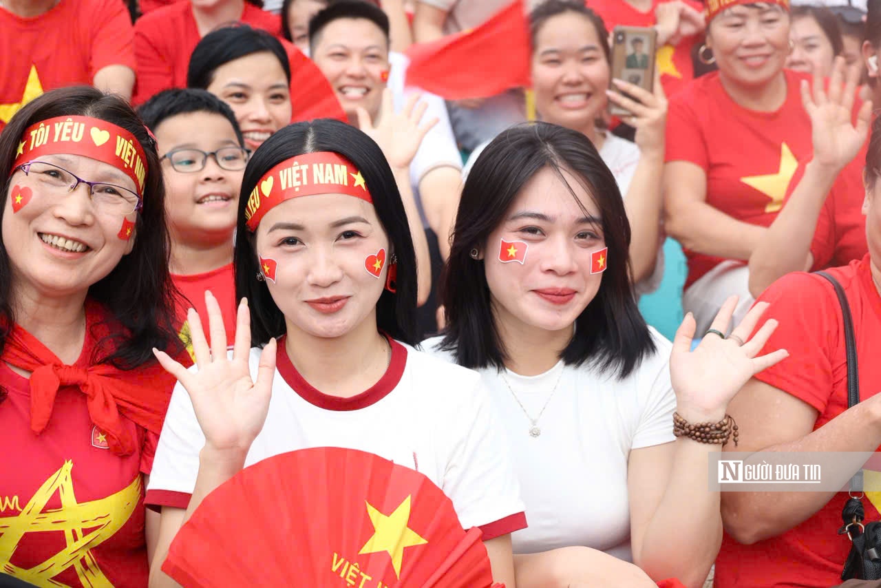 Biển người đội mưa chờ xem tổng hợp luyện diễu binh, diễu hành lần 2- Ảnh 8. Biển người đội mưa chờ xem tổng hợp luyện diễu binh, diễu hành lần 2- Ảnh 8.