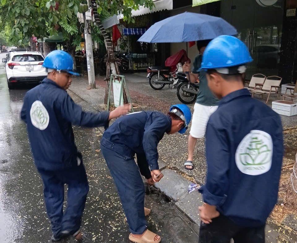 Những người thầm lặng giữ an toàn cho Đà Nẵng trong mưa bão- Ảnh 10. Những người thầm lặng giữ an toàn cho Đà Nẵng trong mưa bão- Ảnh 10.