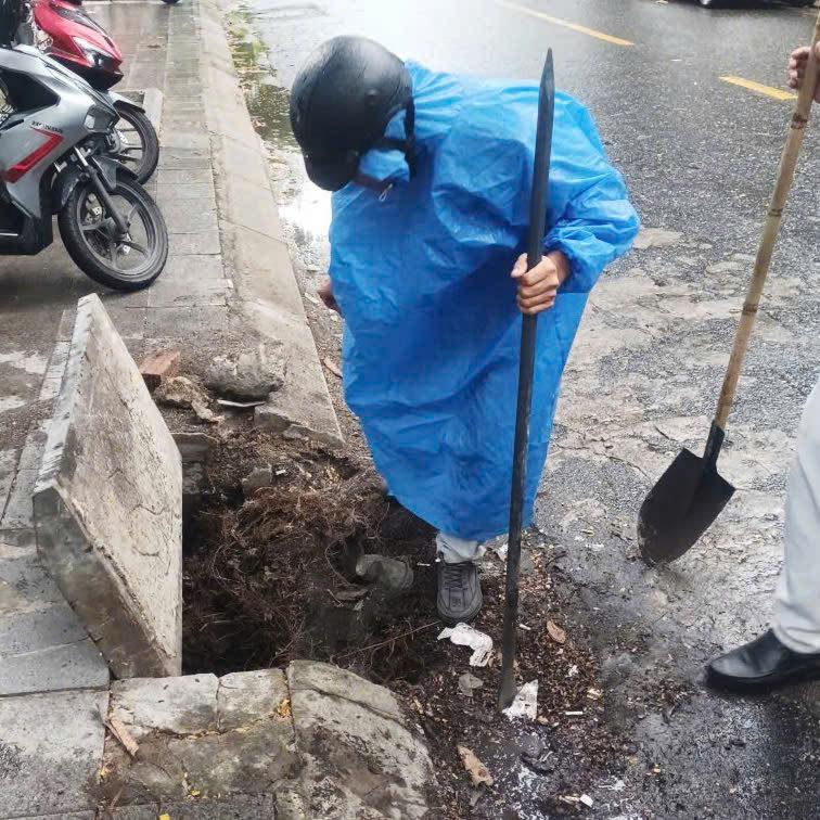 Những người thầm lặng giữ an toàn cho Đà Nẵng trong mưa bão- Ảnh 9. Những người thầm lặng giữ an toàn cho Đà Nẵng trong mưa bão- Ảnh 9.