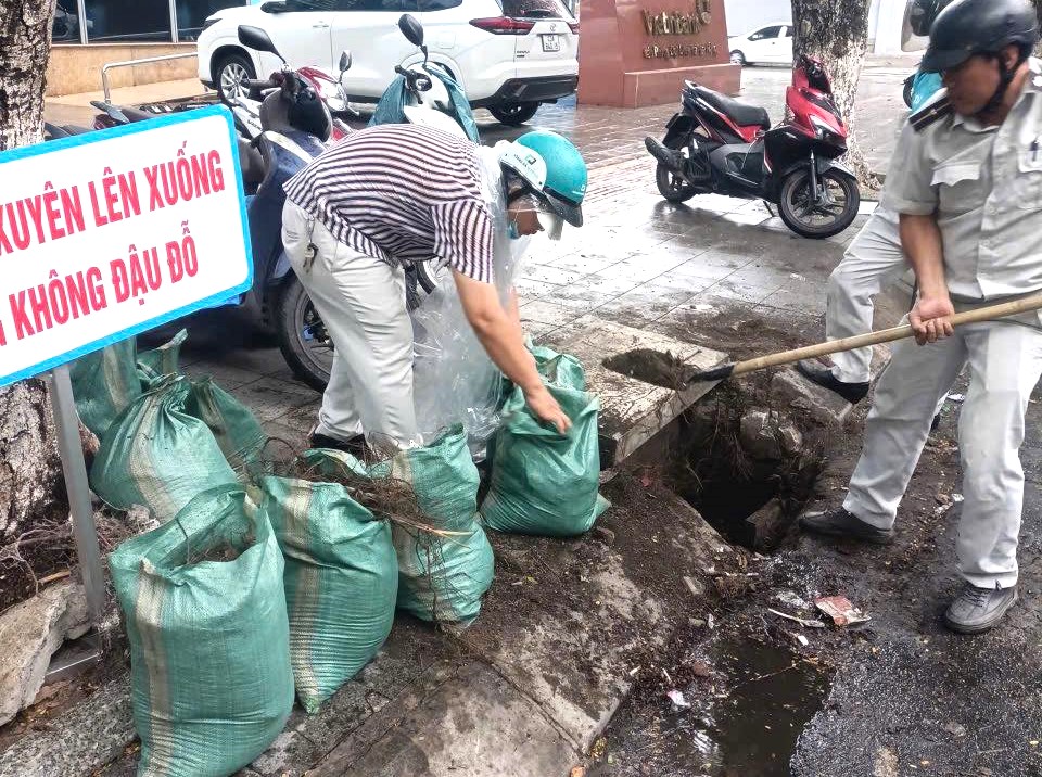 Những người thầm lặng giữ an toàn cho Đà Nẵng trong mưa bão- Ảnh 8. Những người thầm lặng giữ an toàn cho Đà Nẵng trong mưa bão- Ảnh 8.